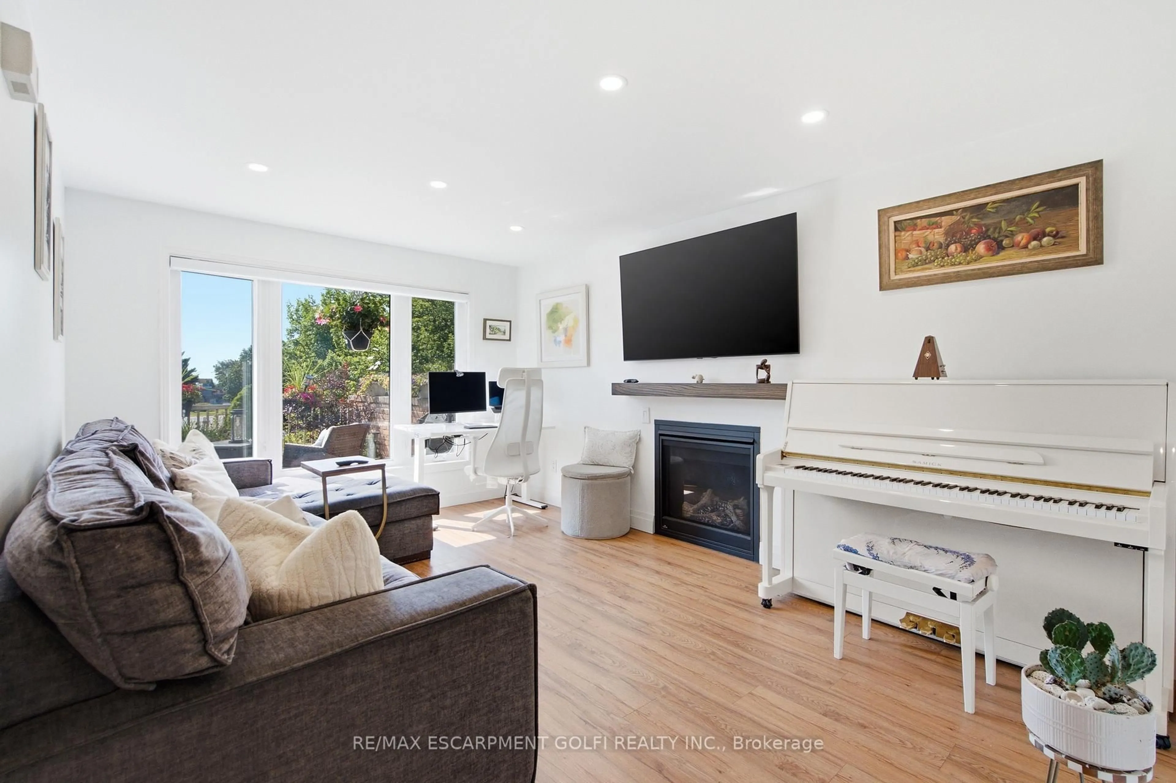 Living room with furniture, unknown for 1503 Upper Middle Rd #1, Burlington Ontario L7P 4M5