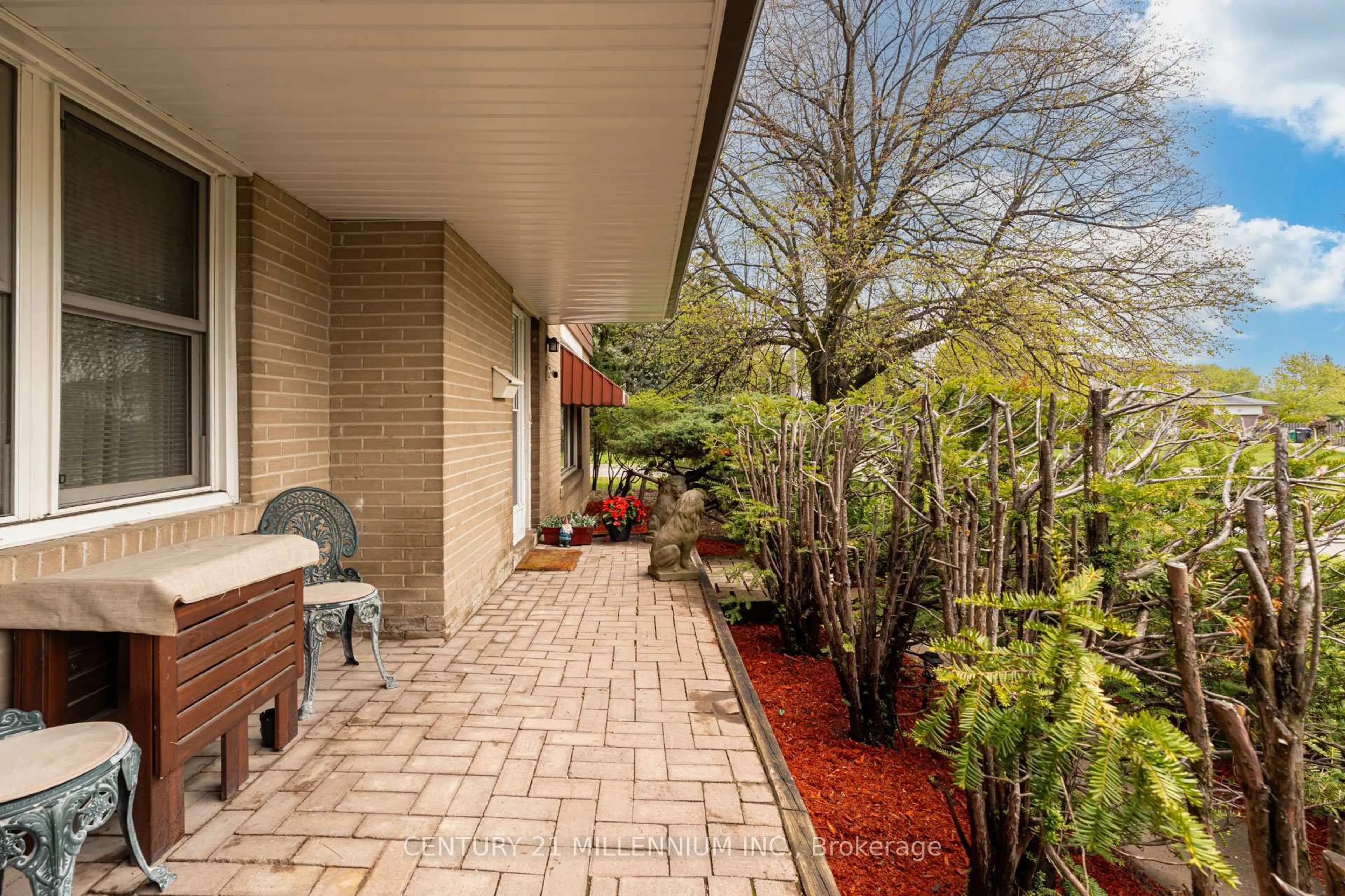 Patio, street for 2 Durham Cres, Brampton Ontario L6T 2X6