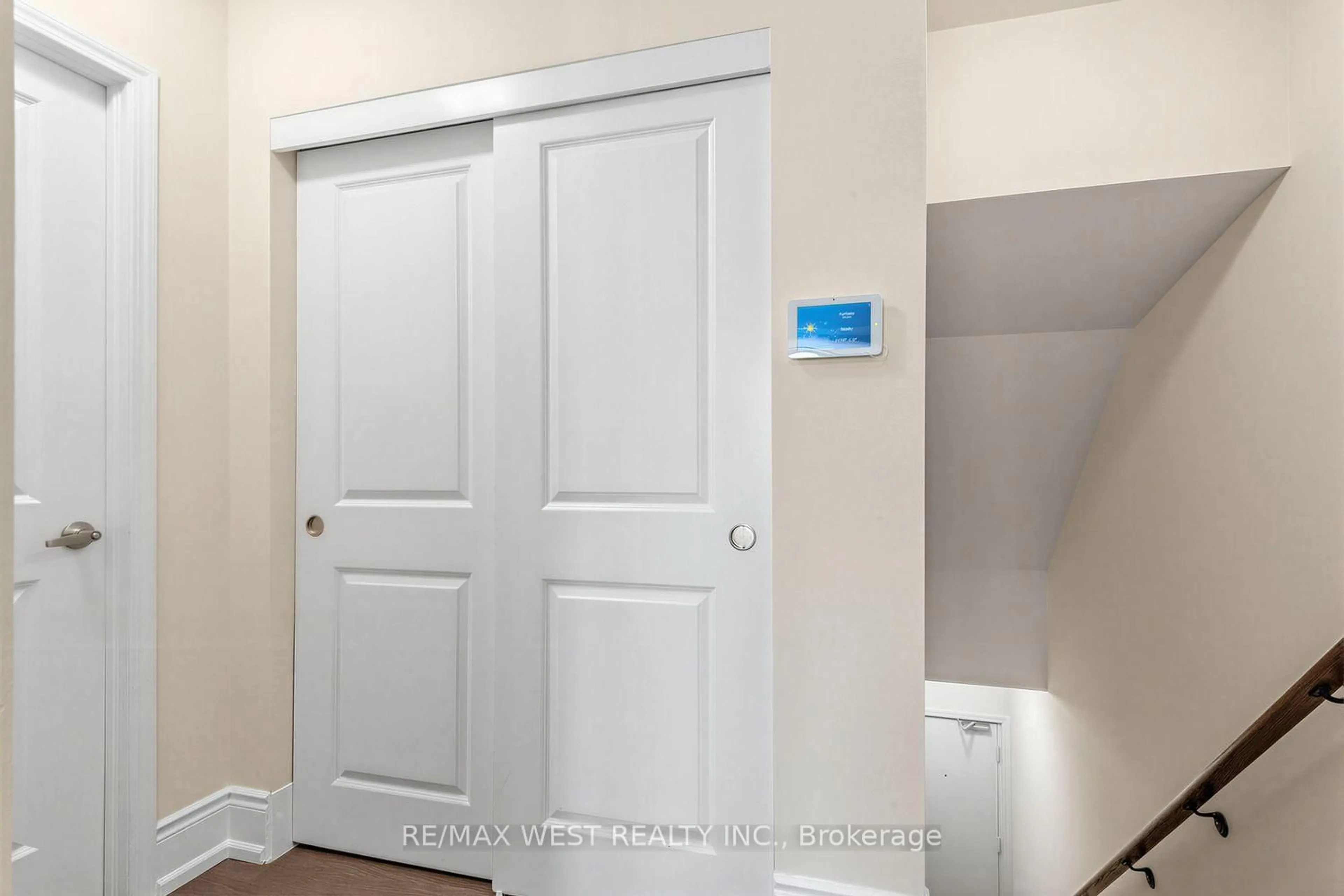 Indoor entryway for 1150 Briar Hill Ave #303, Toronto Ontario M6B 0A9
