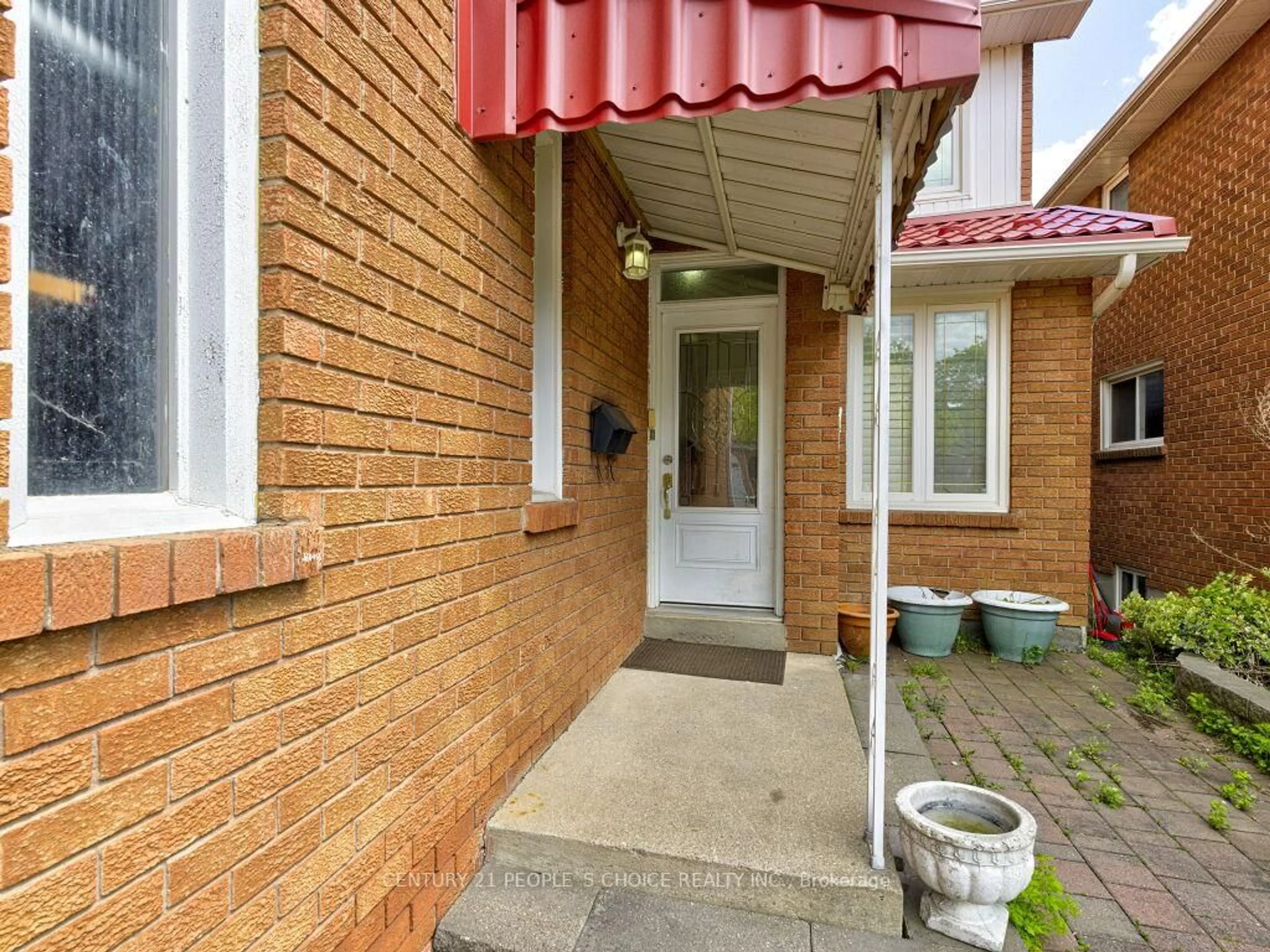 Indoor entryway for 103 Whitchurch Mews, Mississauga Ontario L5A 4B2