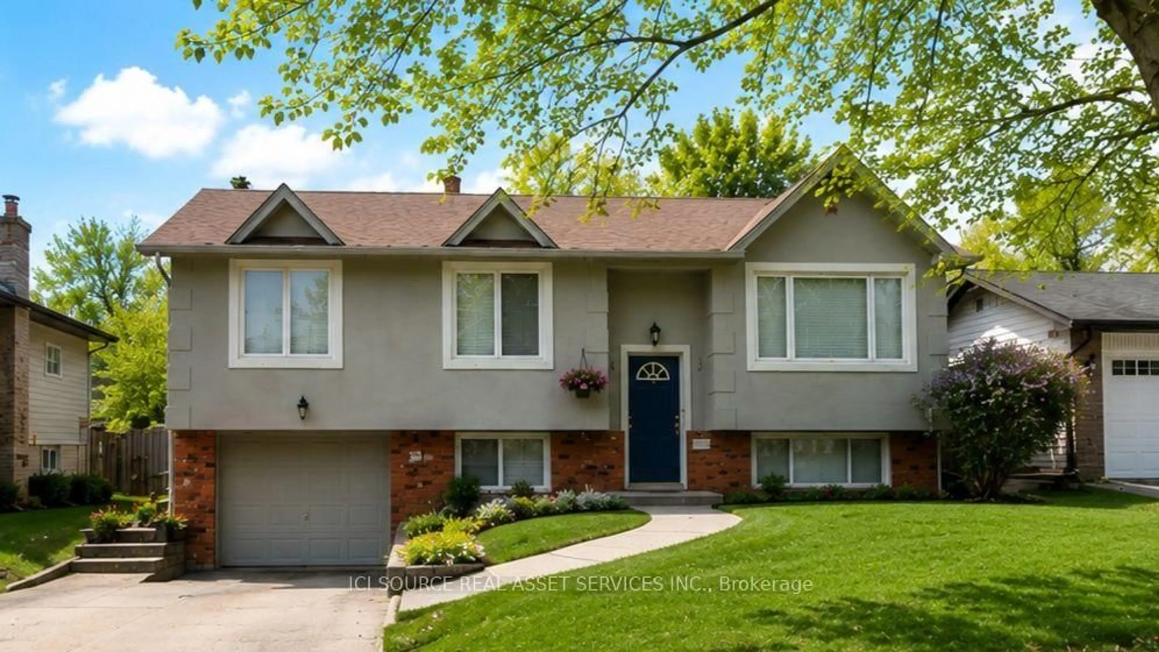 Home with vinyl exterior material, street for 699 Castleguard Cres, Burlington Ontario L7N 2W7