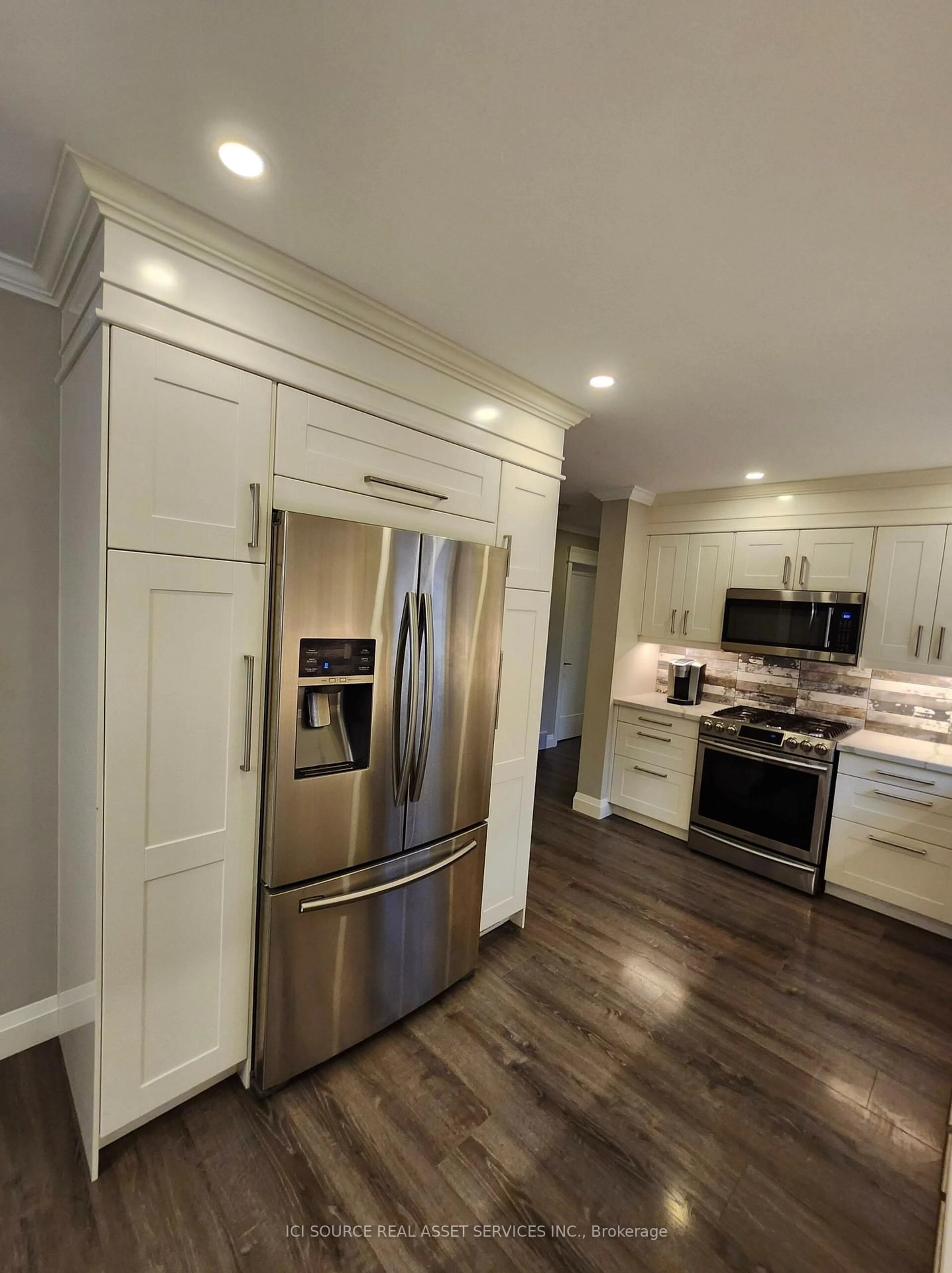 Open concept kitchen, wood/laminate floor for 699 Castleguard Cres, Burlington Ontario L7N 2W7
