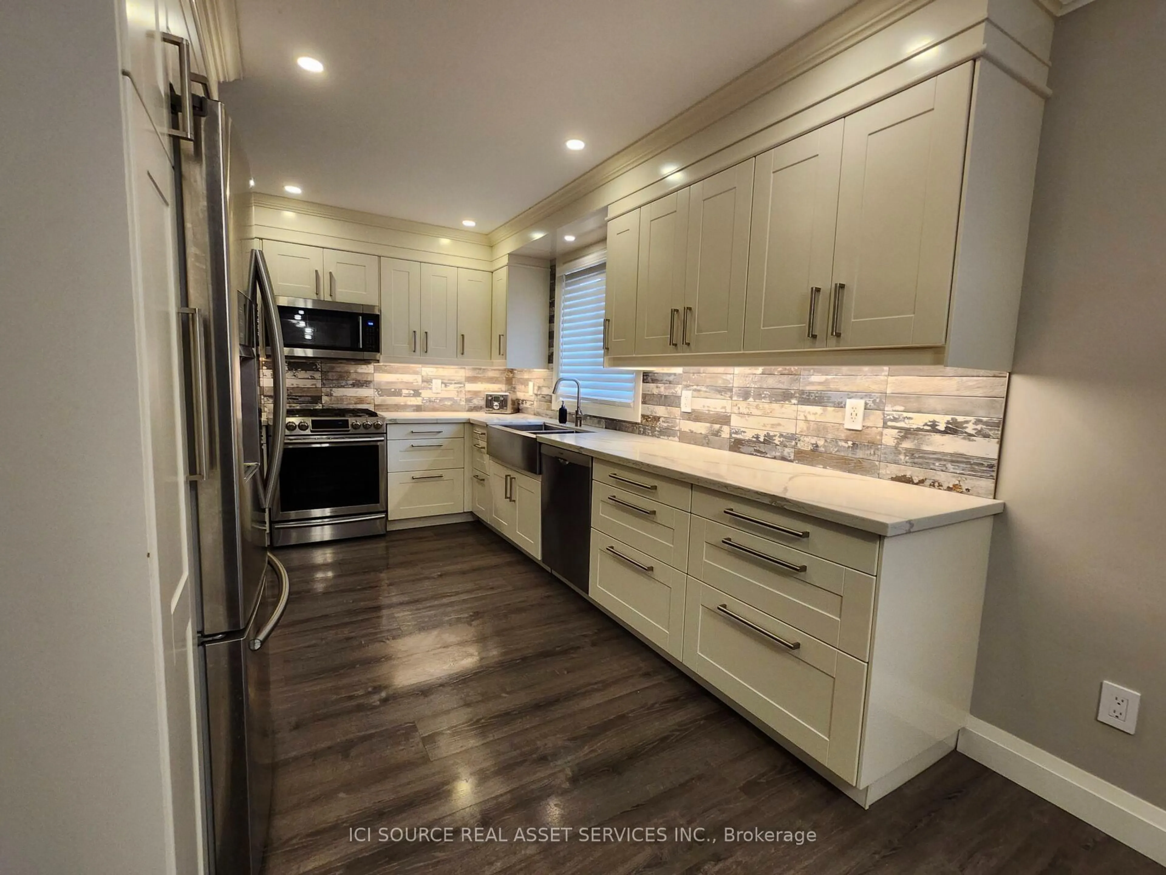 Contemporary kitchen, unknown for 699 Castleguard Cres, Burlington Ontario L7N 2W7