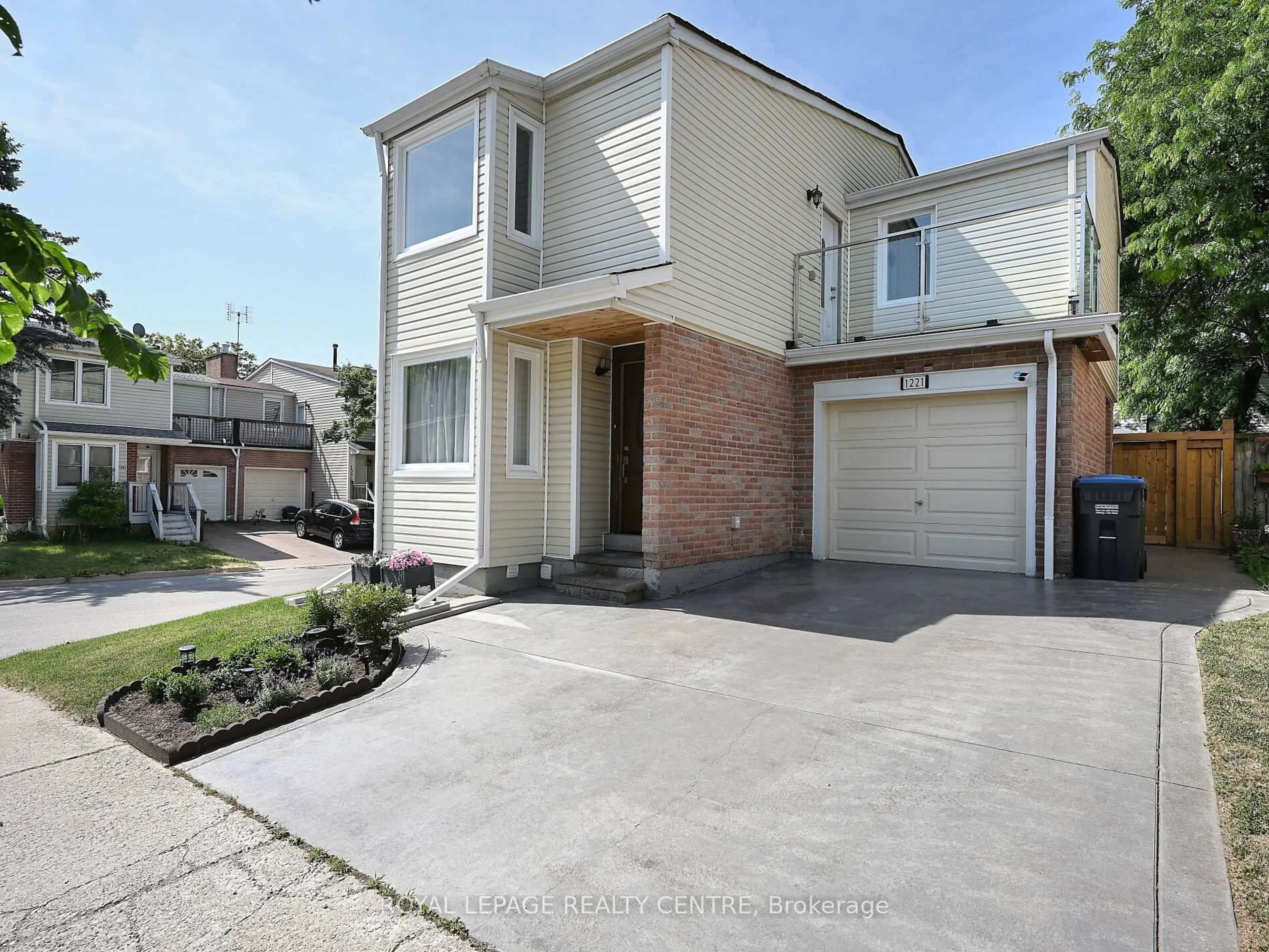 Home with brick exterior material, street for 1221 Kos Blvd, Mississauga Ontario L5J 4L3