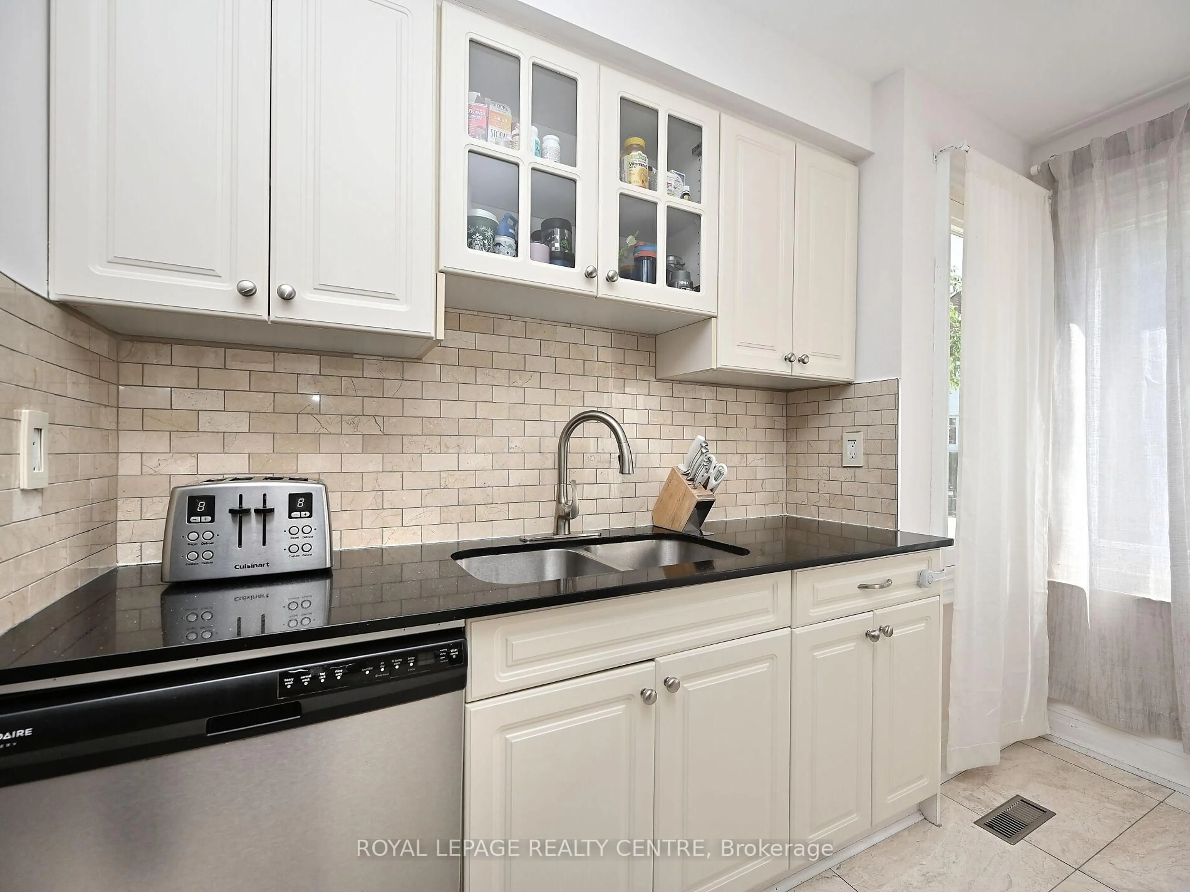 Standard kitchen, ceramic/tile floor for 1221 Kos Blvd, Mississauga Ontario L5J 4L3