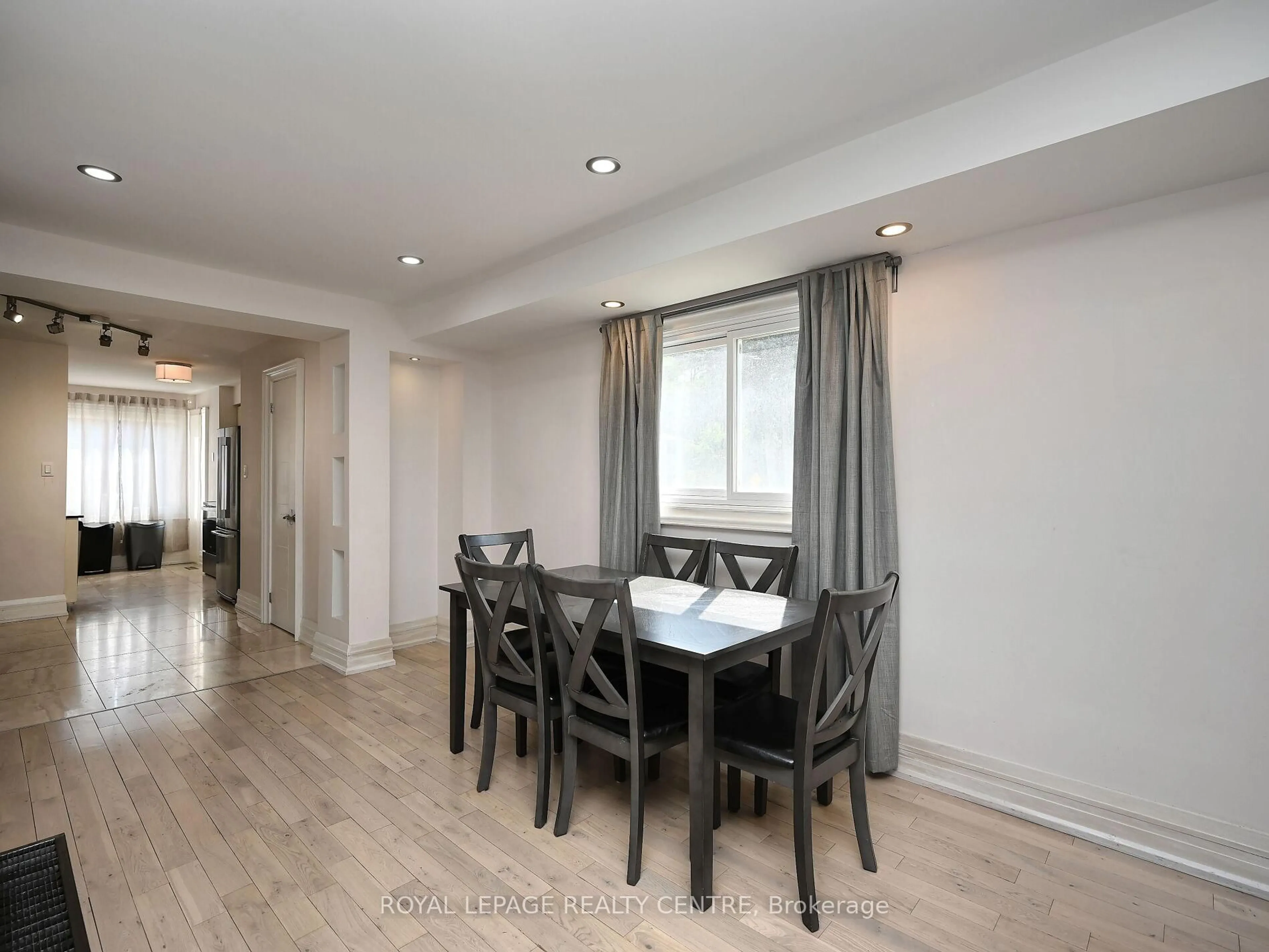 Dining room, wood/laminate floor for 1221 Kos Blvd, Mississauga Ontario L5J 4L3