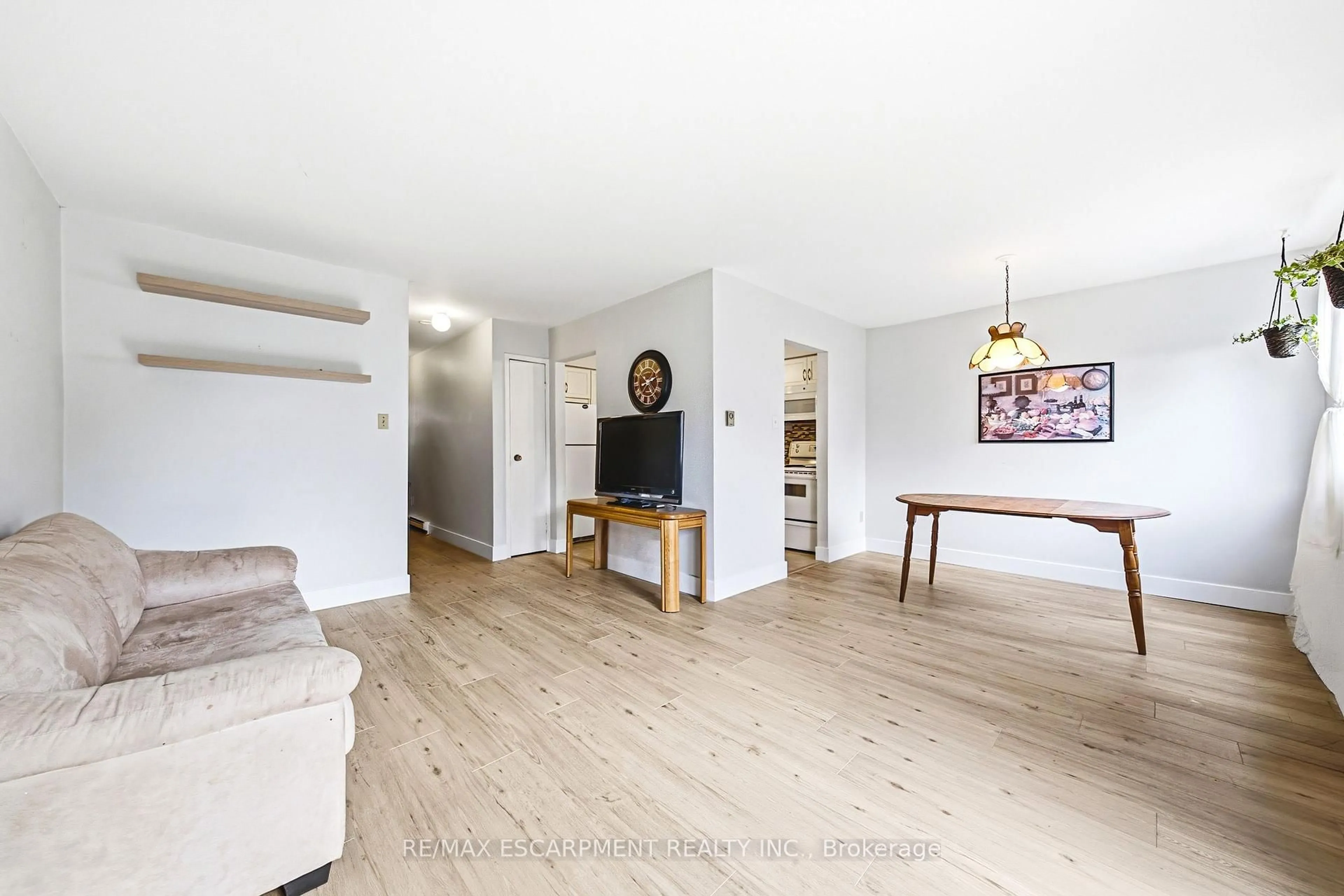Living room with furniture, wood/laminate floor for 564 Sheraton Rd #14, Burlington Ontario L7L 4B2
