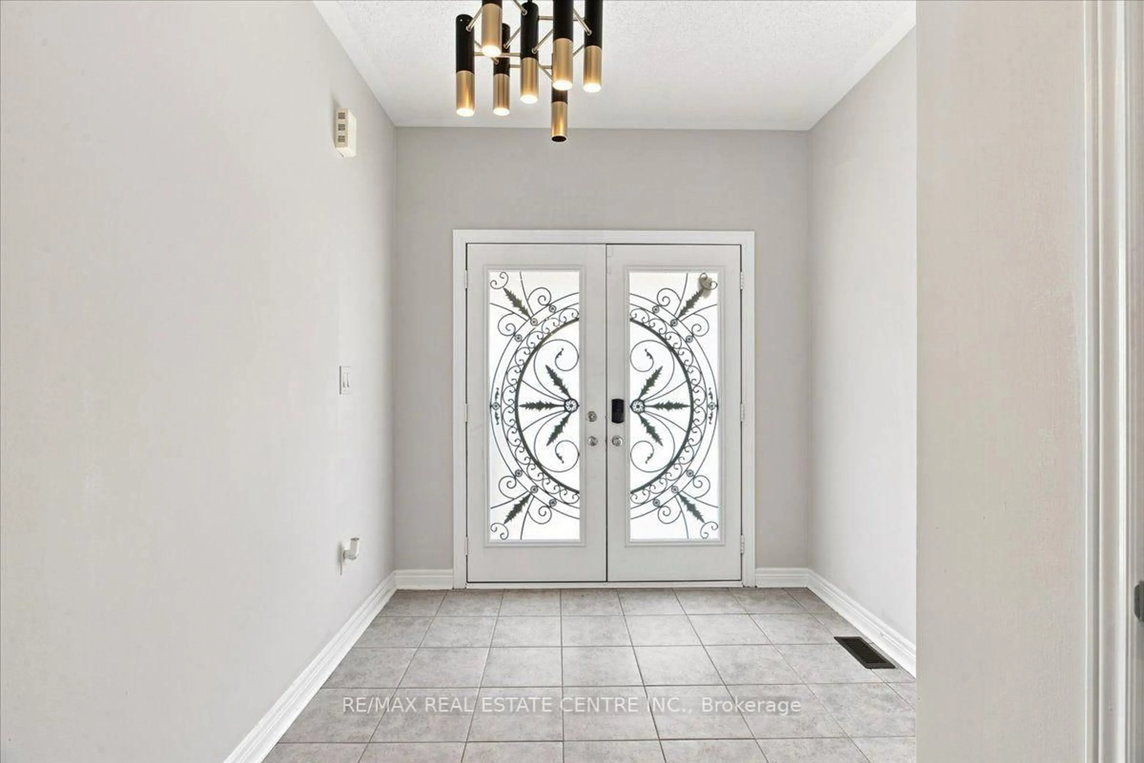 Indoor entryway for 1053 Job Cres, Milton Ontario L9T 8V6