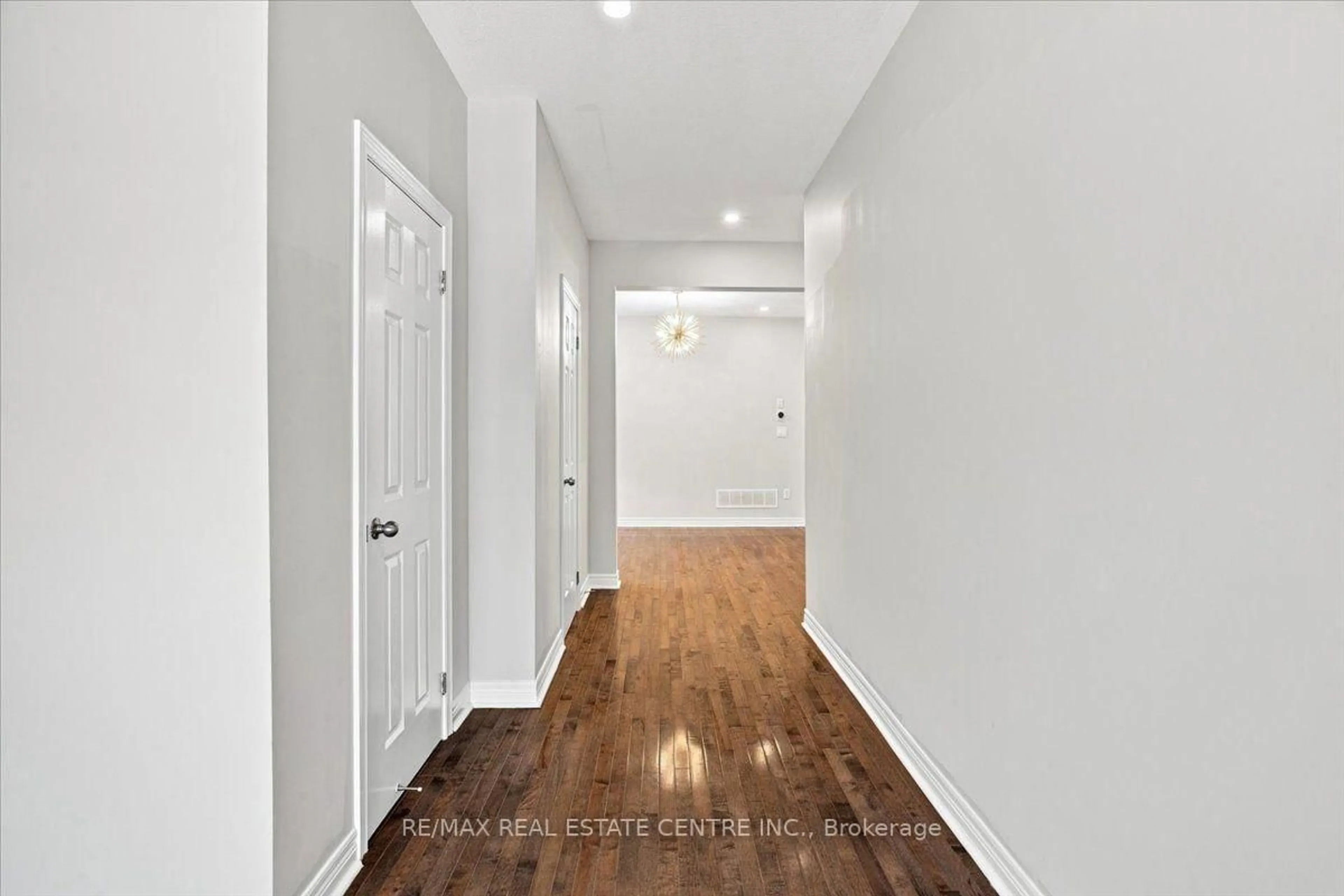 Indoor entryway for 1053 Job Cres, Milton Ontario L9T 8V6