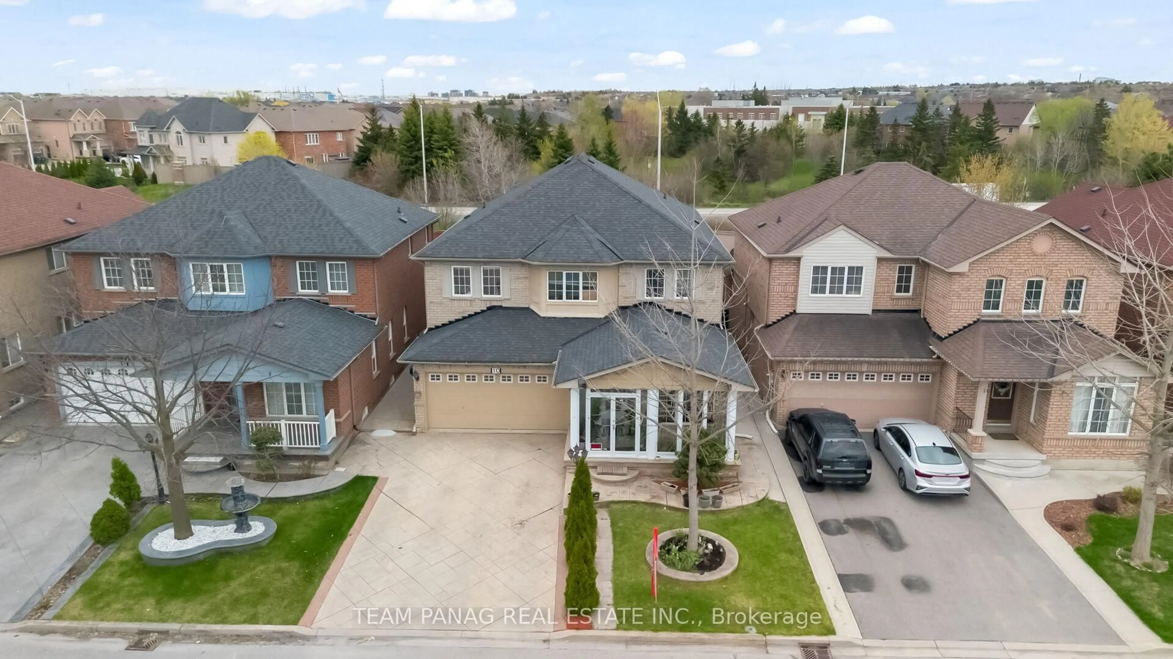 A pic from outside/outdoor area/front of a property/back of a property/a pic from drone, street for 10 Hollowgrove Blvd, Brampton Ontario L6P 1B2