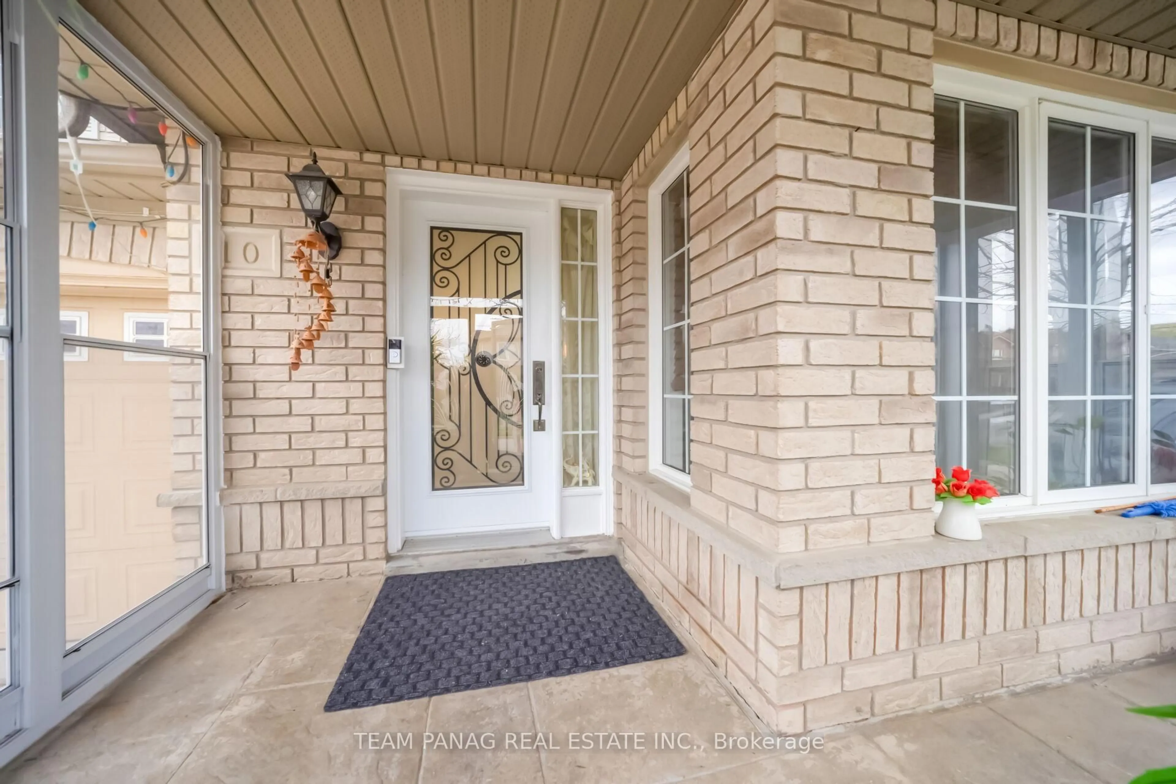 Indoor entryway for 10 Hollowgrove Blvd, Brampton Ontario L6P 1B2