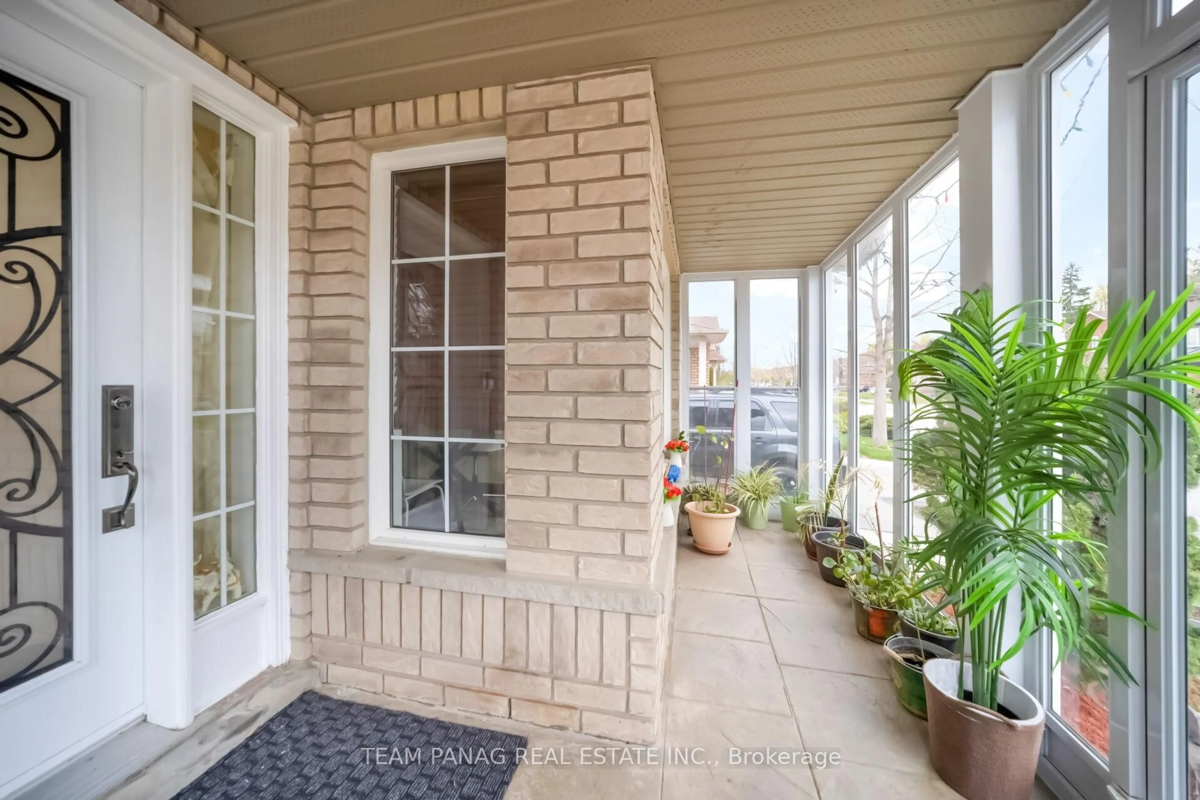 Indoor entryway for 10 Hollowgrove Blvd, Brampton Ontario L6P 1B2