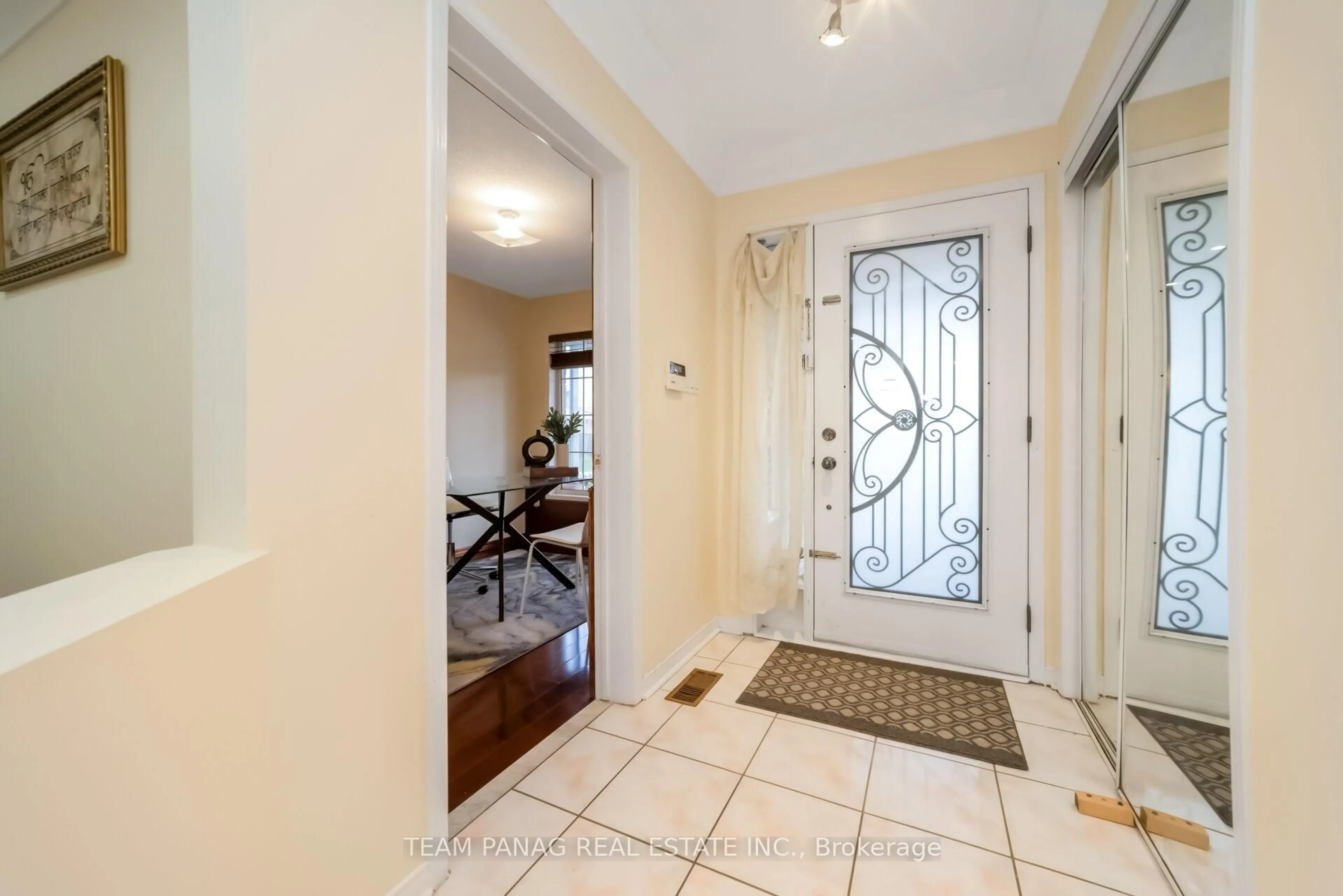 Indoor entryway for 10 Hollowgrove Blvd, Brampton Ontario L6P 1B2