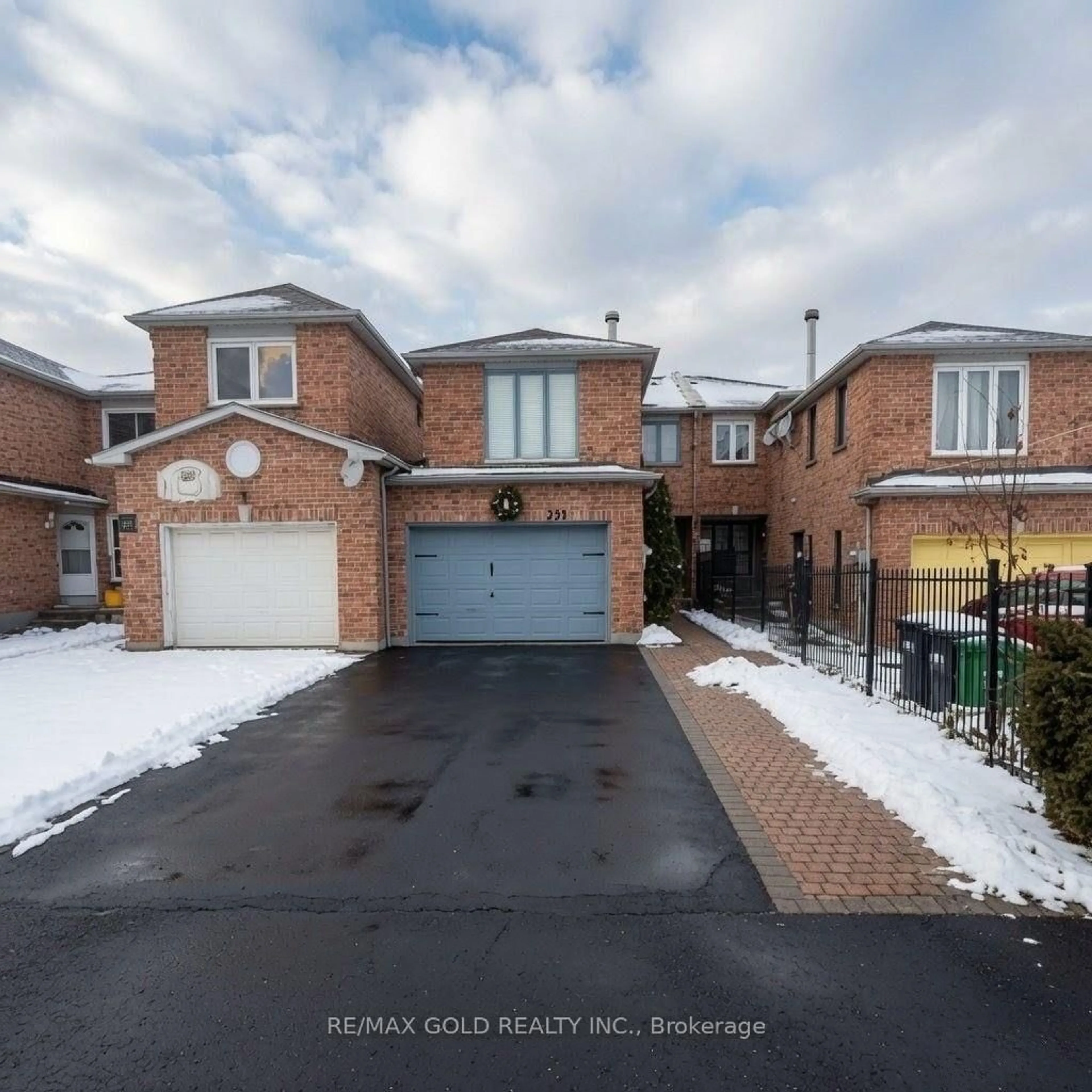Unknown for 711 Ashprior Ave, Mississauga Ontario L5R 3N8