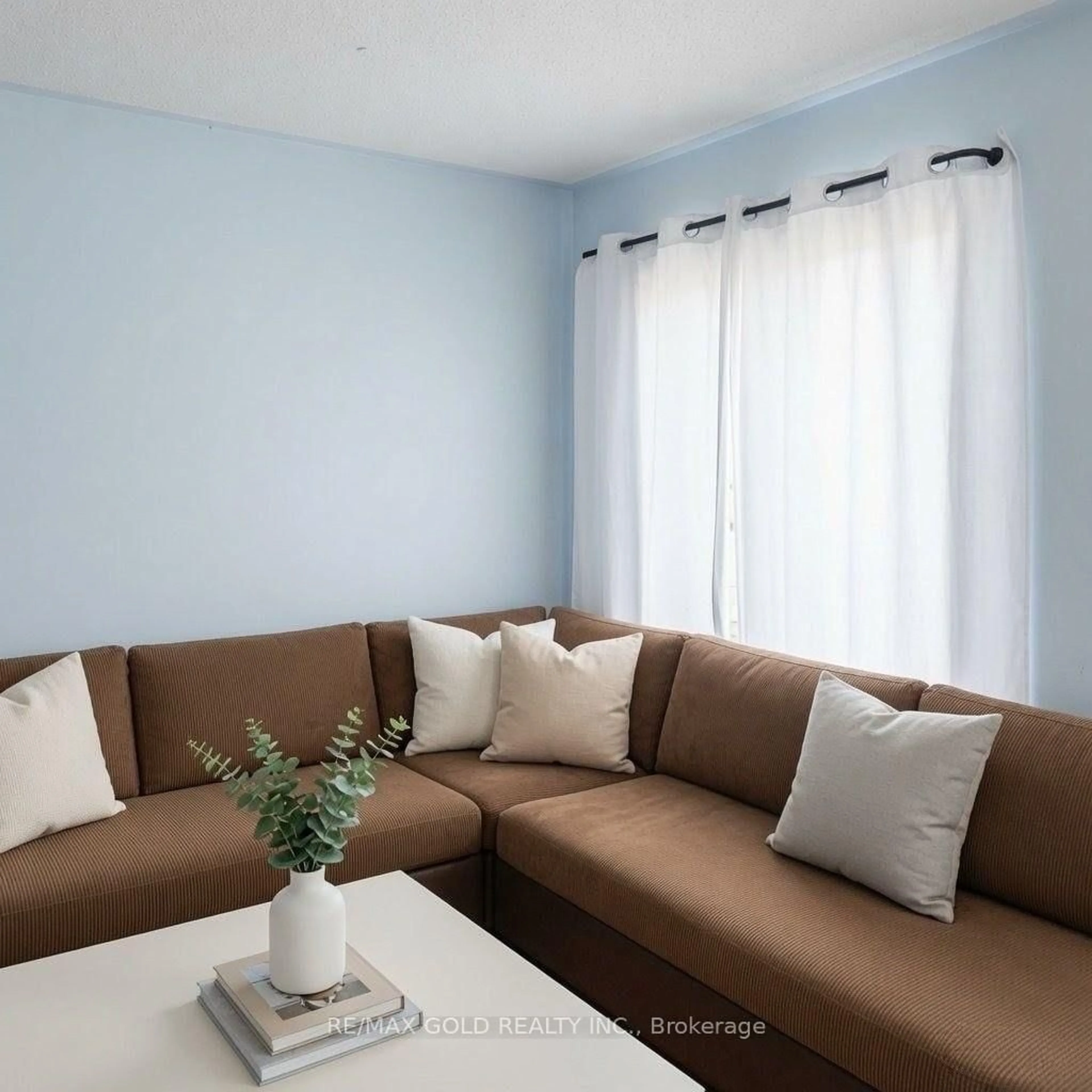 Living room with furniture, unknown for 711 Ashprior Ave, Mississauga Ontario L5R 3N8