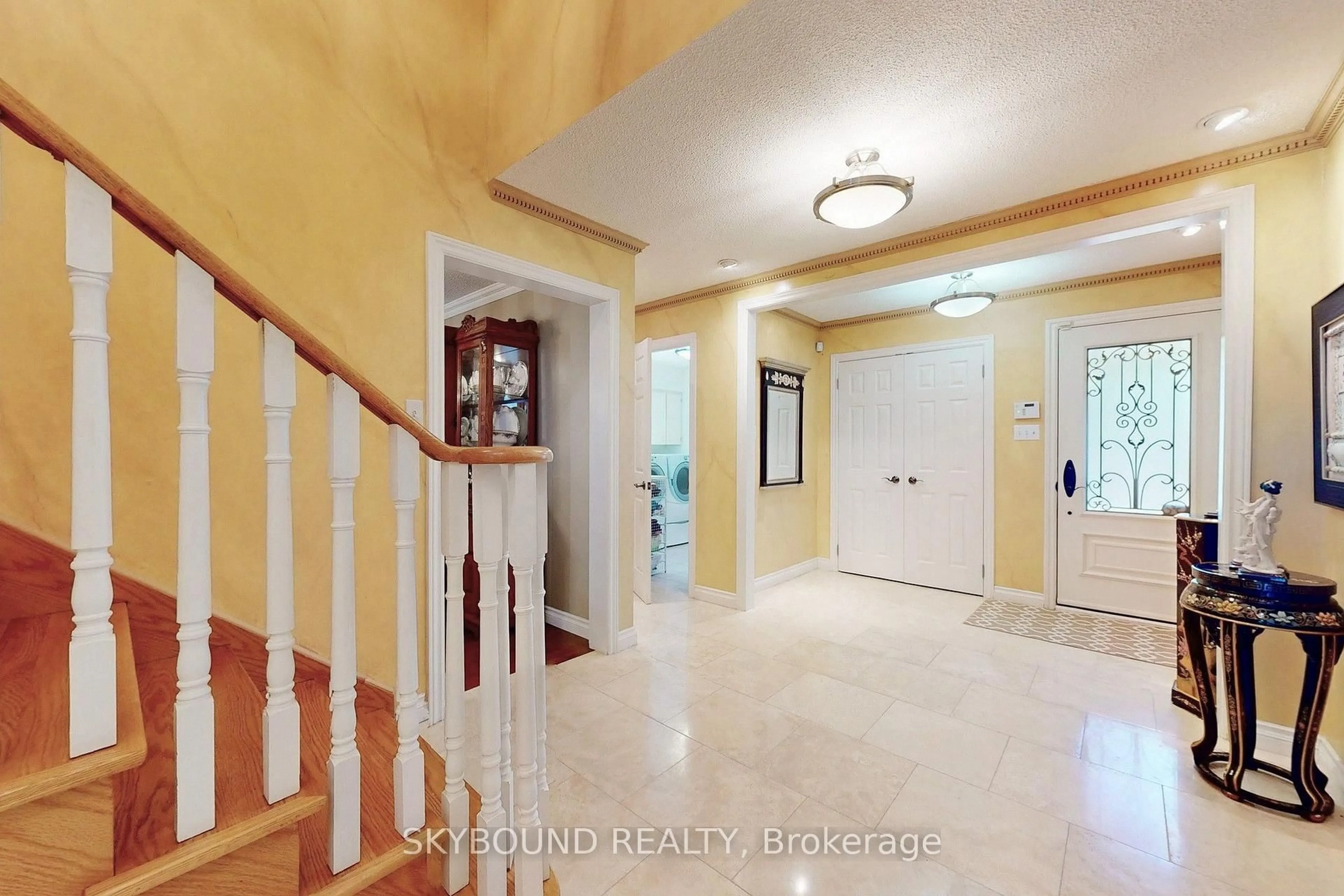 Indoor entryway for 1944 Aldermead Rd, Mississauga Ontario L5M 3A1