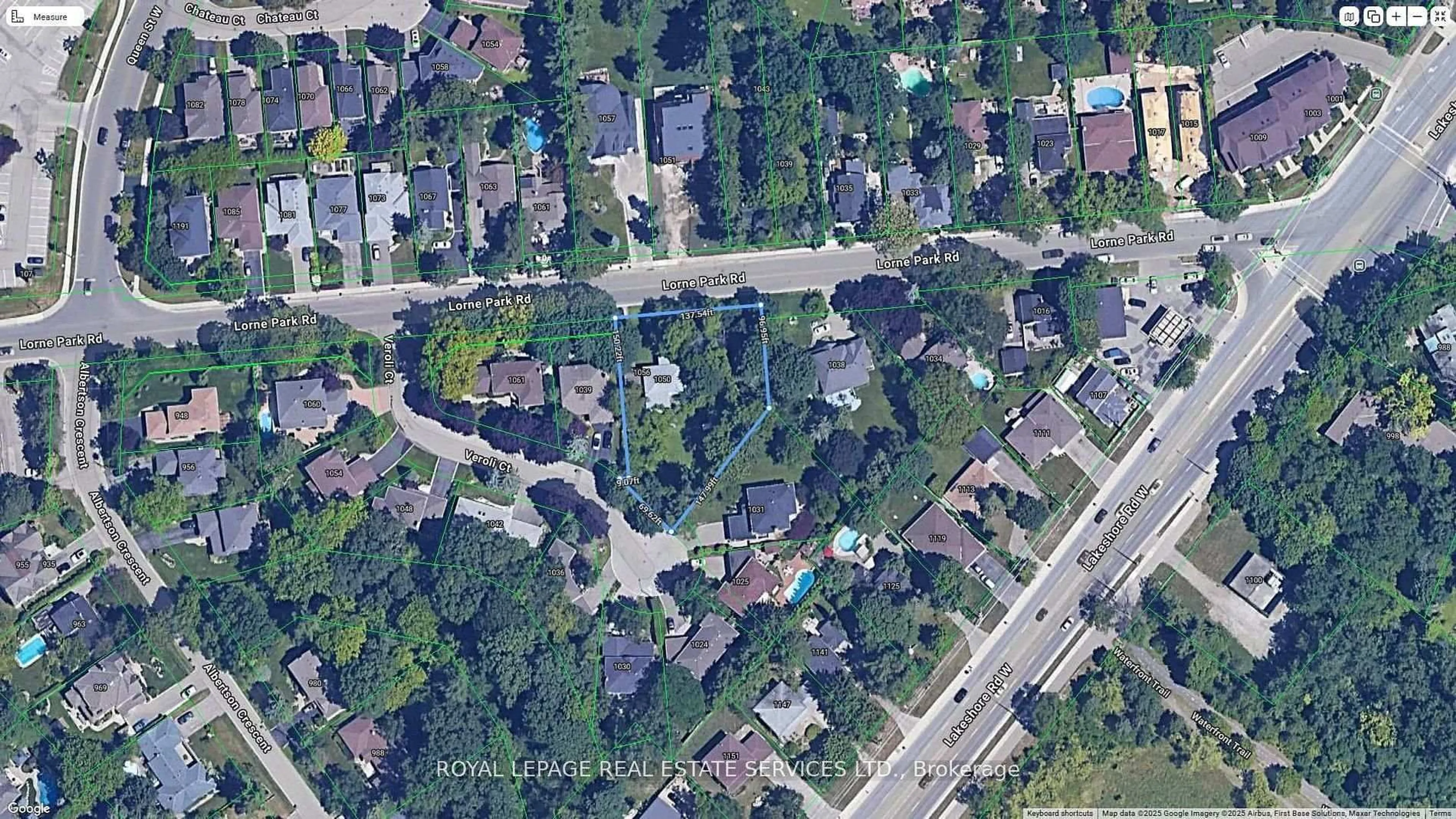 A pic from outside/outdoor area/front of a property/back of a property/a pic from drone, street for 1050 Lorne Park Rd, Mississauga Ontario L5H 3A2