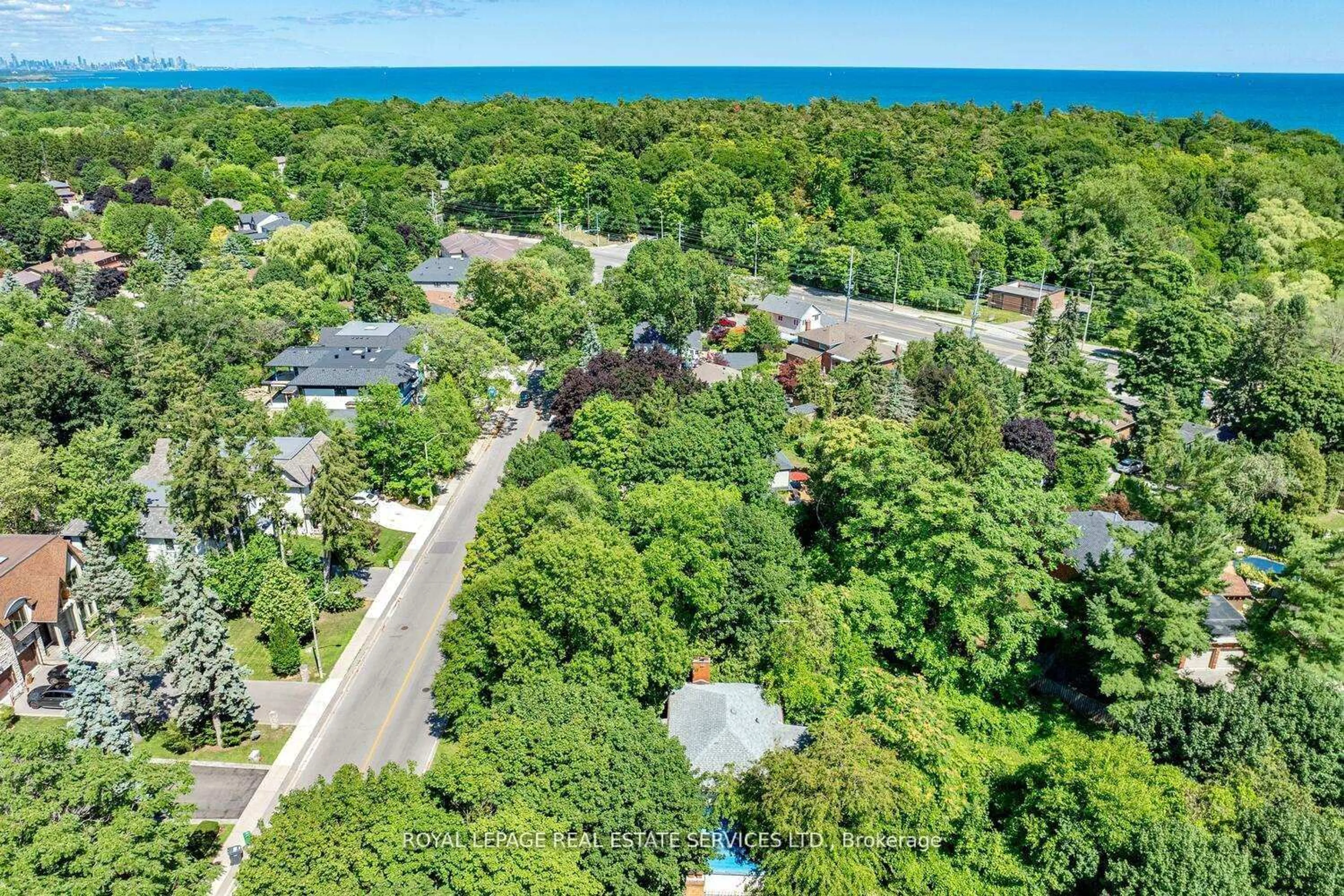 A pic from outside/outdoor area/front of a property/back of a property/a pic from drone, unknown for 1050 Lorne Park Rd, Mississauga Ontario L5H 3A2