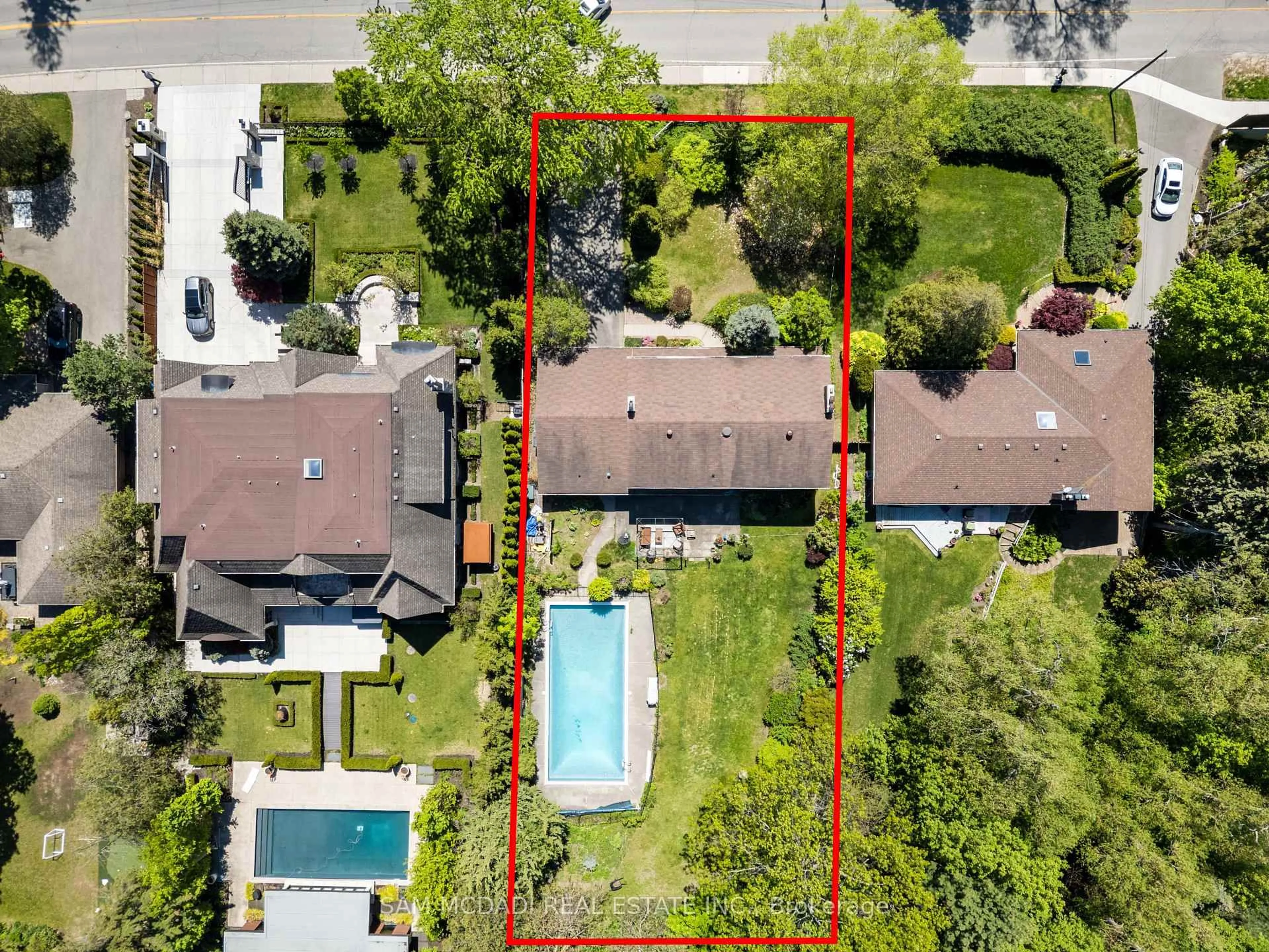 A pic from outside/outdoor area/front of a property/back of a property/a pic from drone, street for 865 Meadow Wood Rd, Mississauga Ontario L5J 2S7