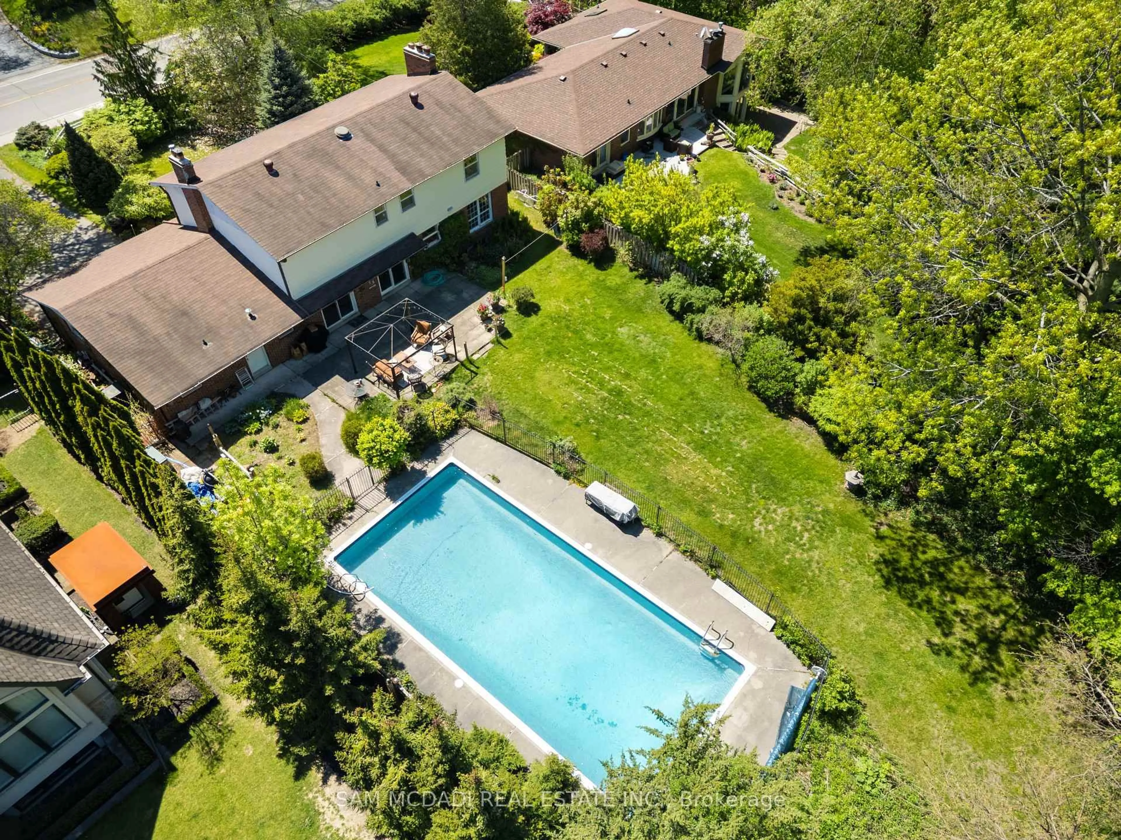 A pic from outside/outdoor area/front of a property/back of a property/a pic from drone, street for 865 Meadow Wood Rd, Mississauga Ontario L5J 2S7