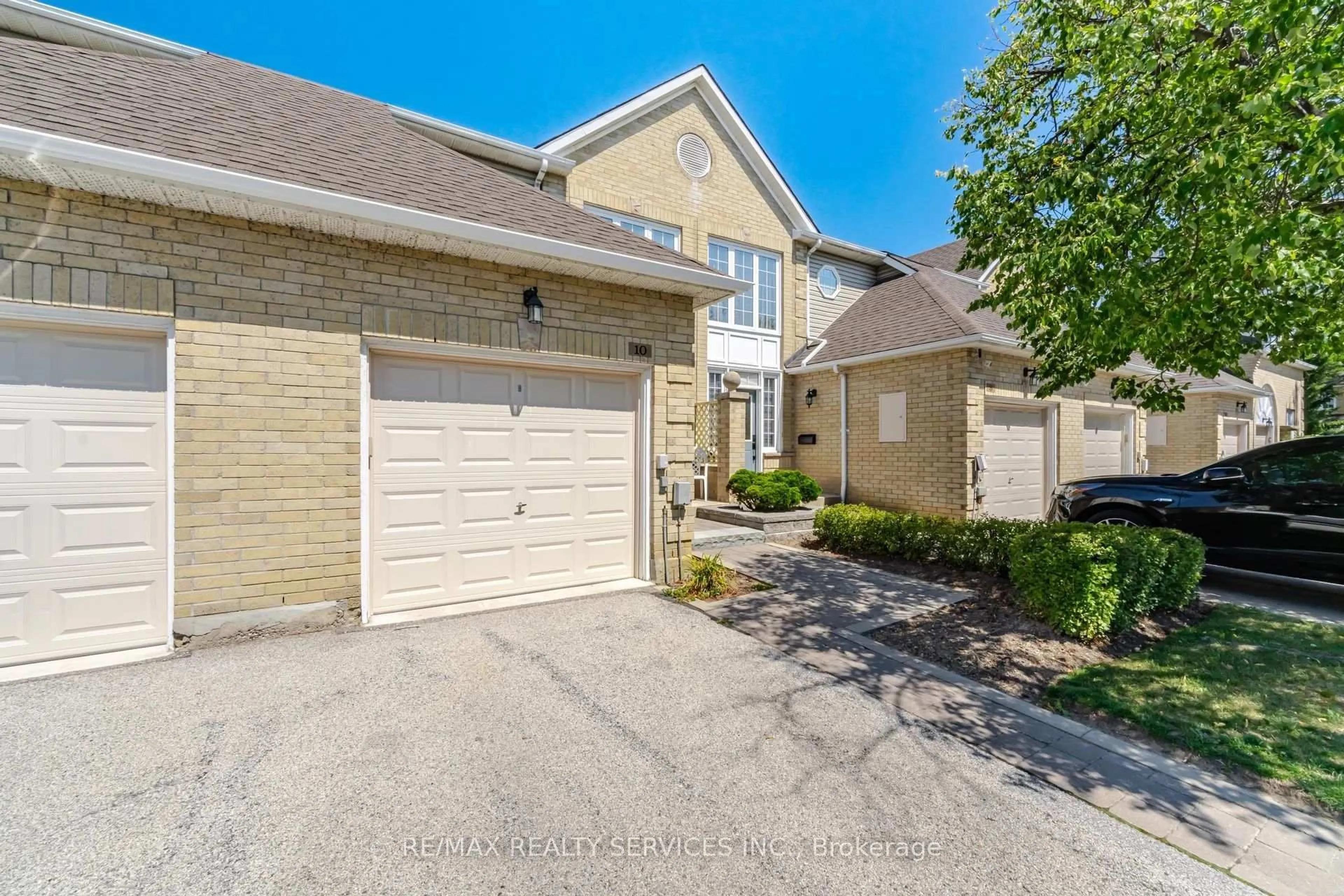 A pic from outside/outdoor area/front of a property/back of a property/a pic from drone, street for 10 Hartnell Sq, Brampton Ontario L6S 5W7