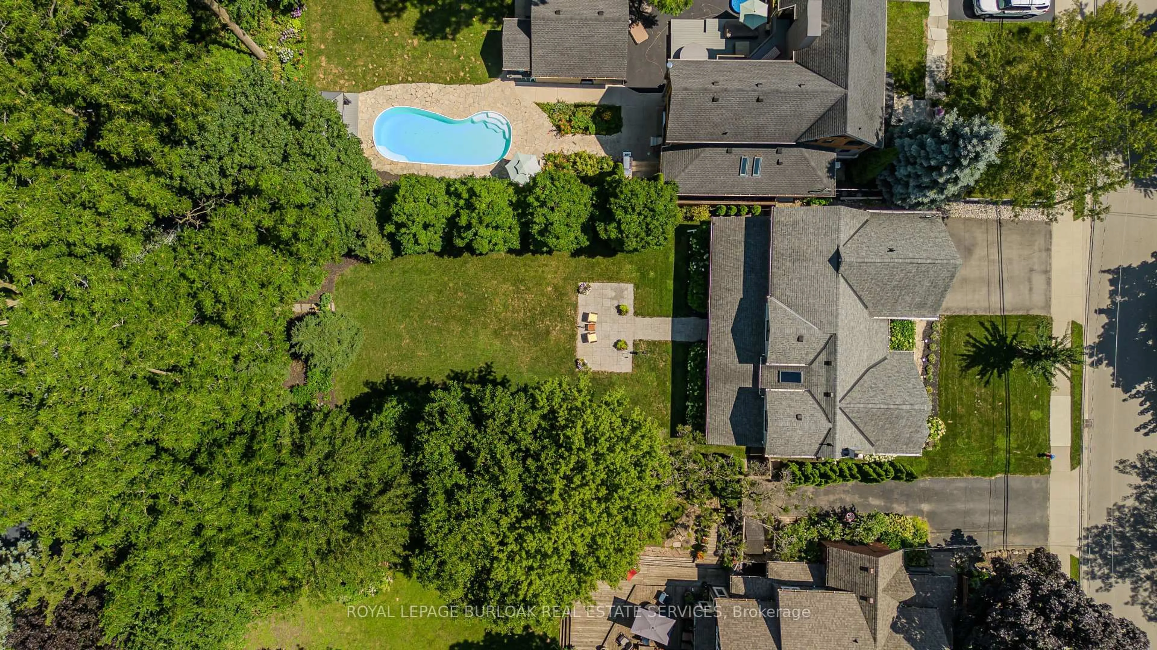 A pic from outside/outdoor area/front of a property/back of a property/a pic from drone, street for 427 Smith Ave, Burlington Ontario L7R 2T9