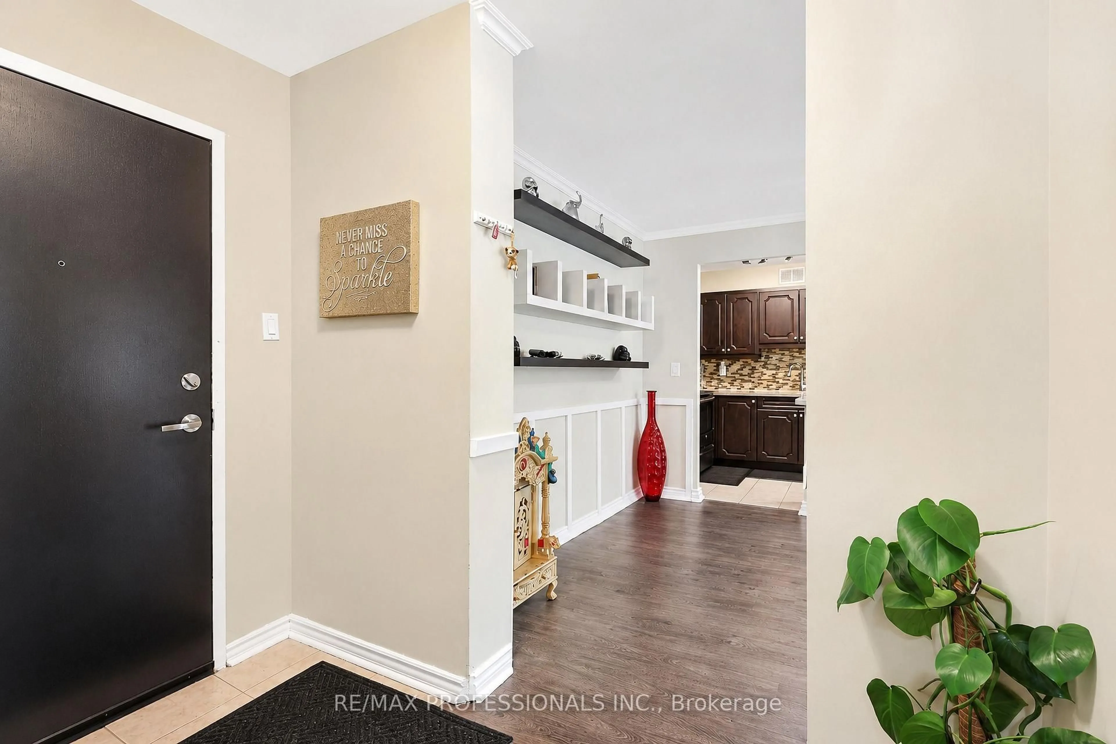 Indoor entryway for 31 Four Winds Dr #209, Toronto Ontario M3J 1K9