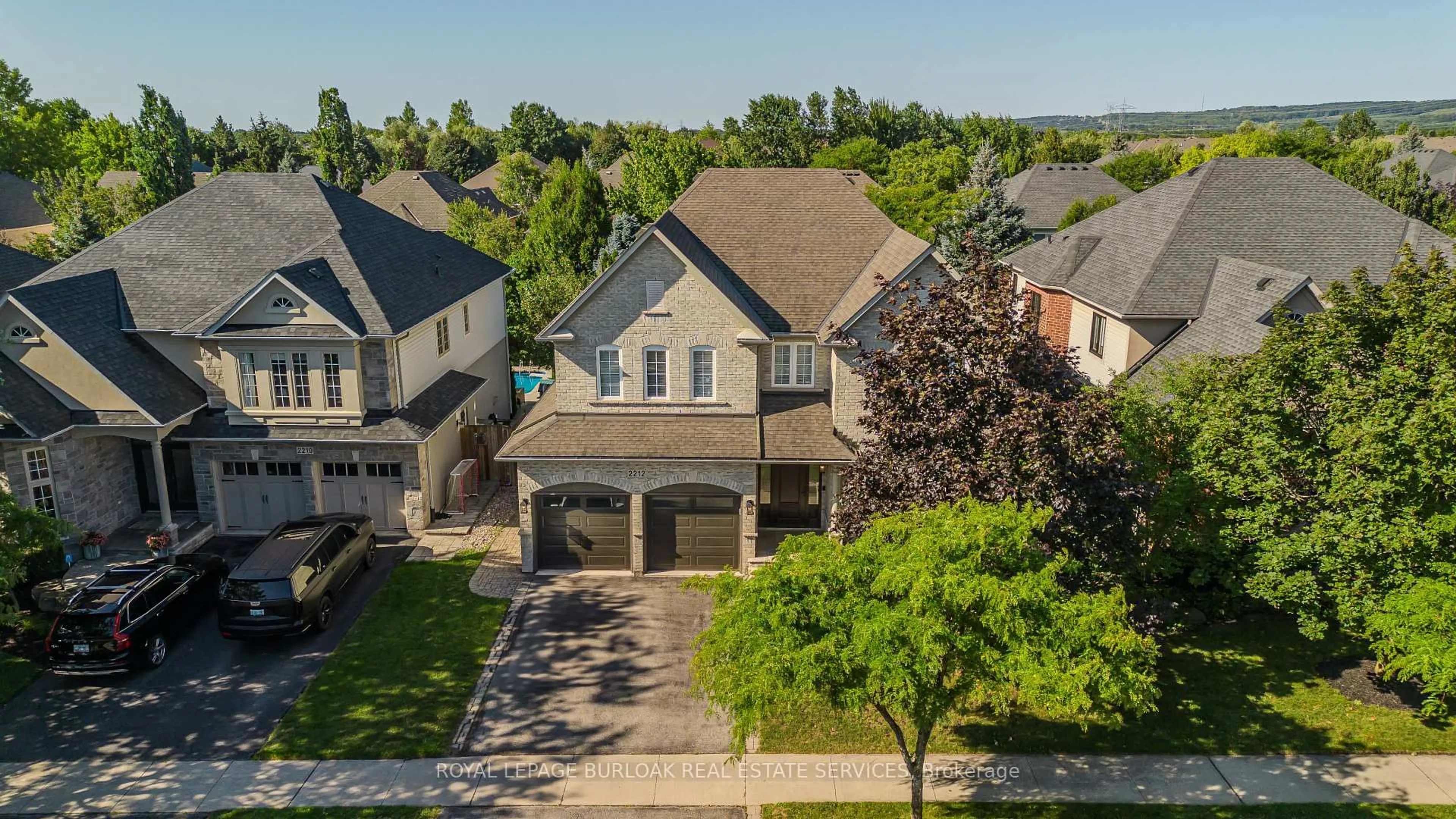 A pic from outside/outdoor area/front of a property/back of a property/a pic from drone, street for 2212 Snead Rd, Burlington Ontario L7M 4X2
