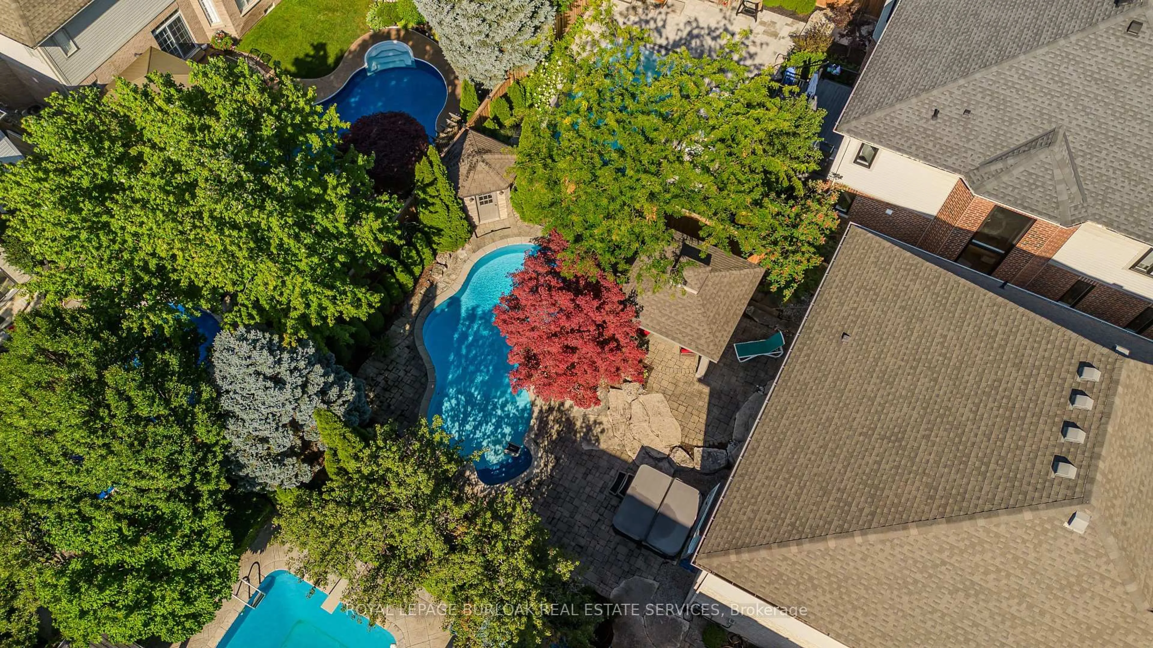 A pic from outside/outdoor area/front of a property/back of a property/a pic from drone, city buildings view from balcony for 2212 Snead Rd, Burlington Ontario L7M 4X2