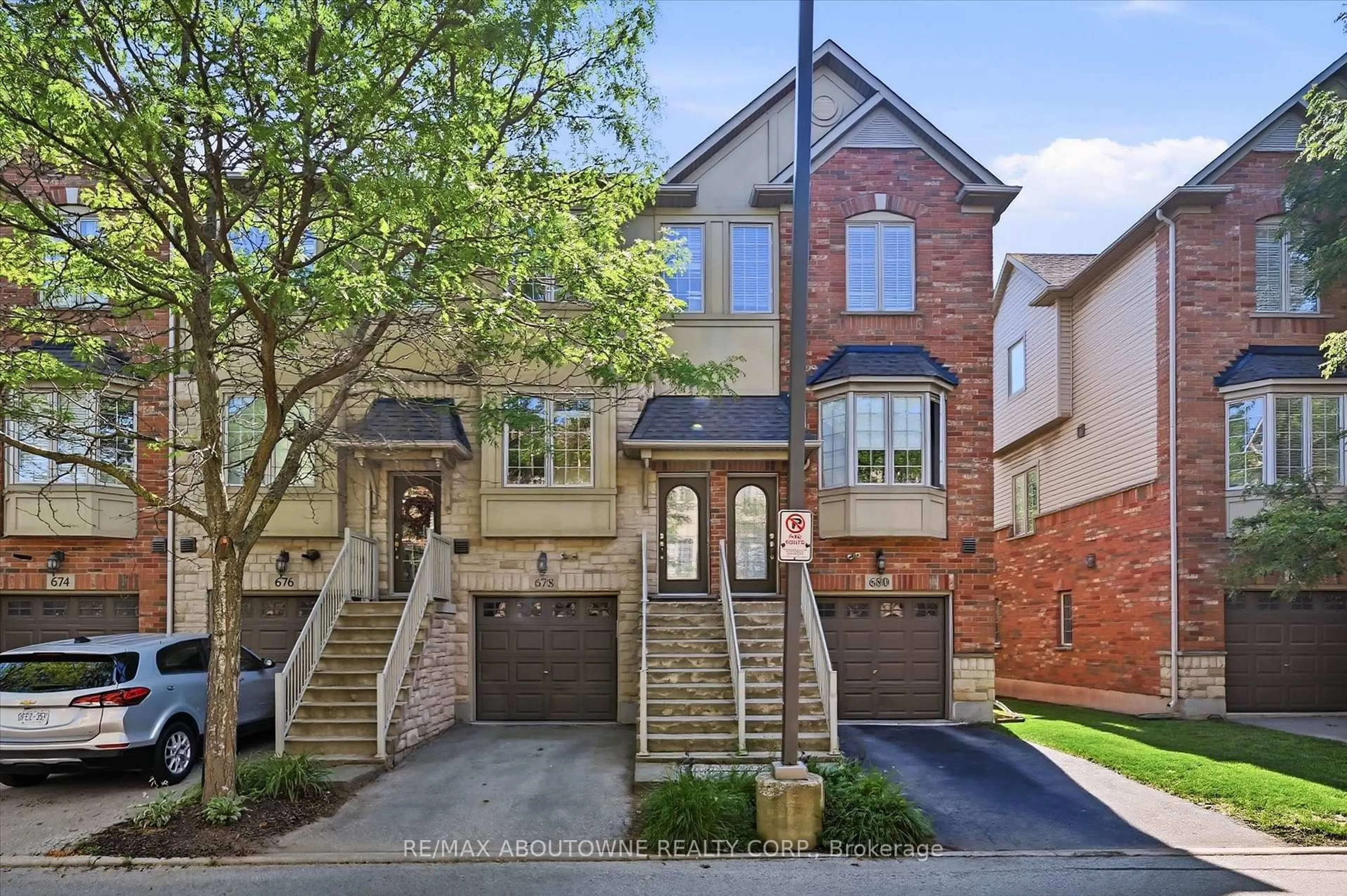 Home with brick exterior material, street for 678 Rowley Common, Burlington Ontario L7L 0A5