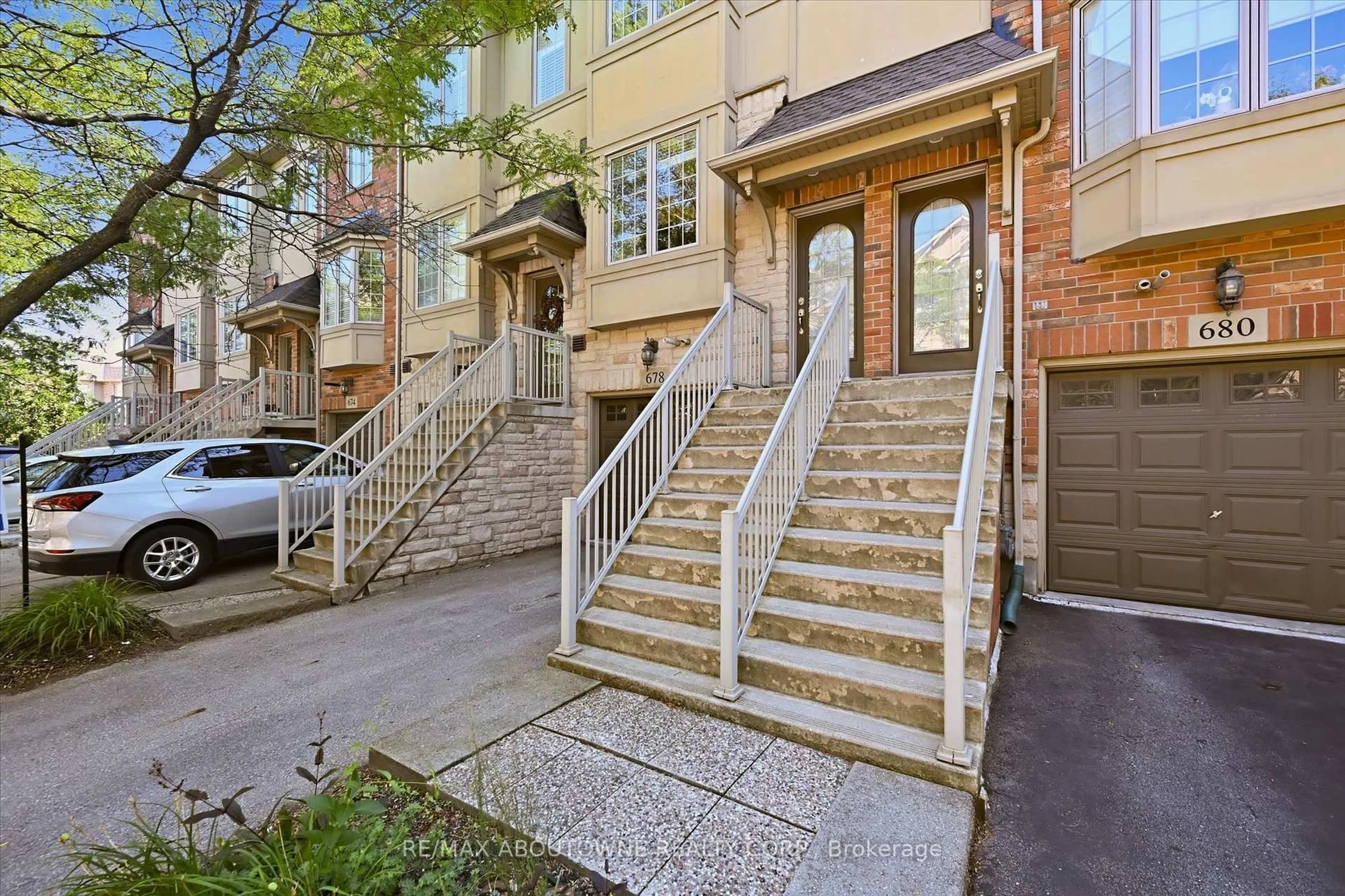 Stairs for 678 Rowley Common, Burlington Ontario L7L 0A5