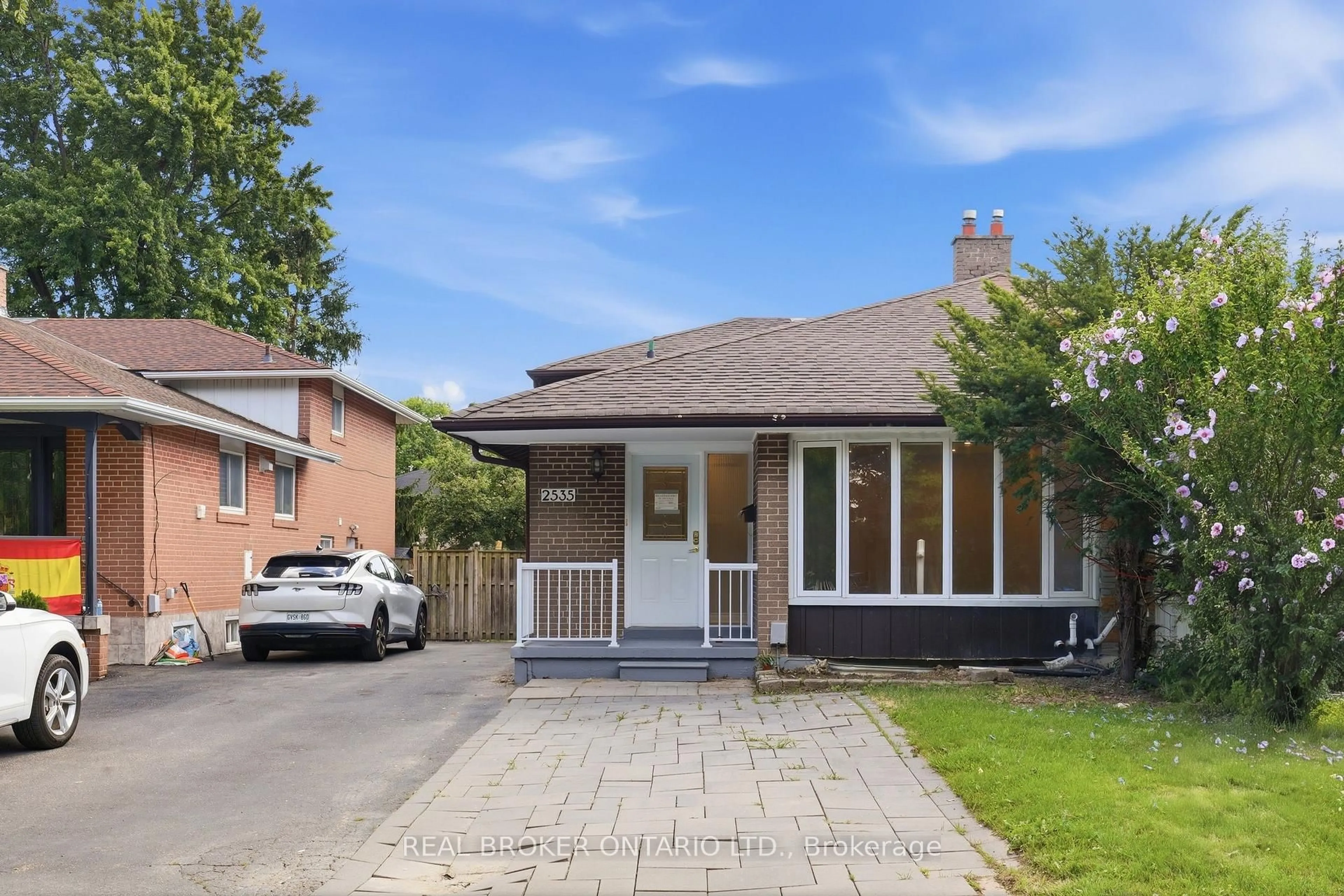 Home with brick exterior material, street for 2535 Padstow Cres, Mississauga Ontario L5J 2G2