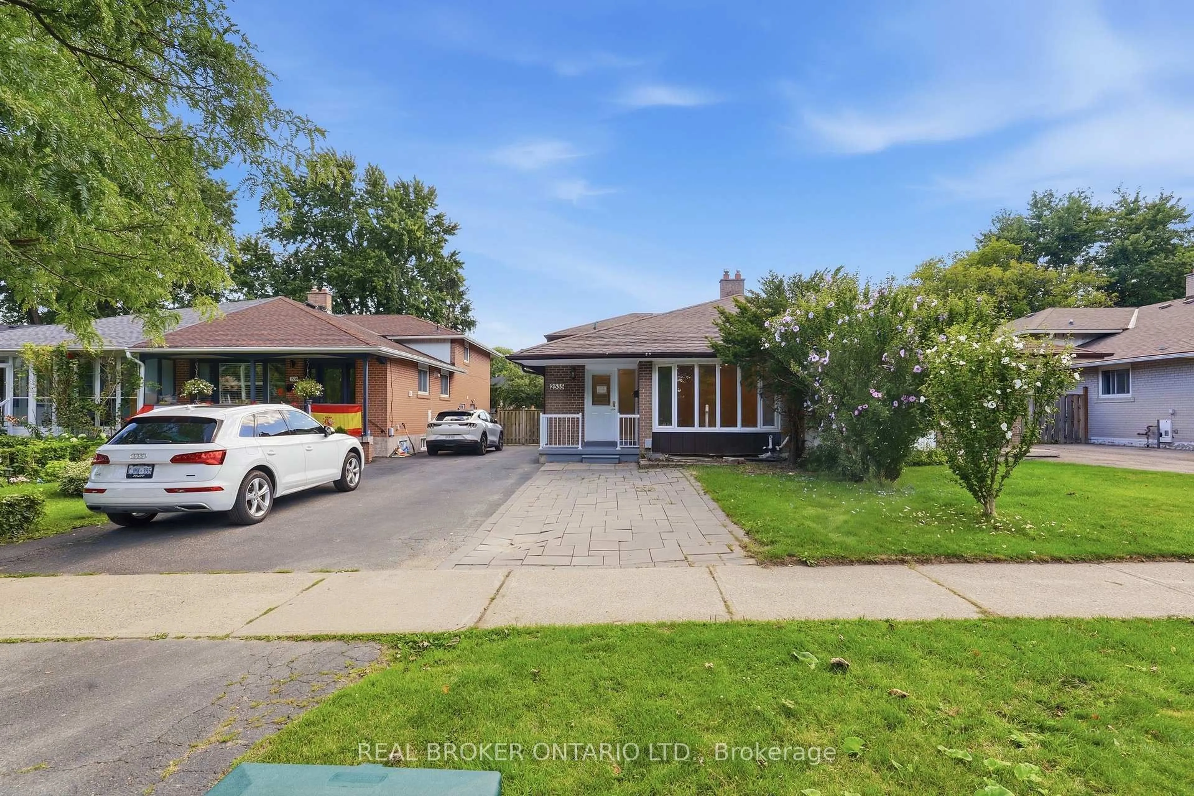 A pic from outside/outdoor area/front of a property/back of a property/a pic from drone, street for 2535 Padstow Cres, Mississauga Ontario L5J 2G2
