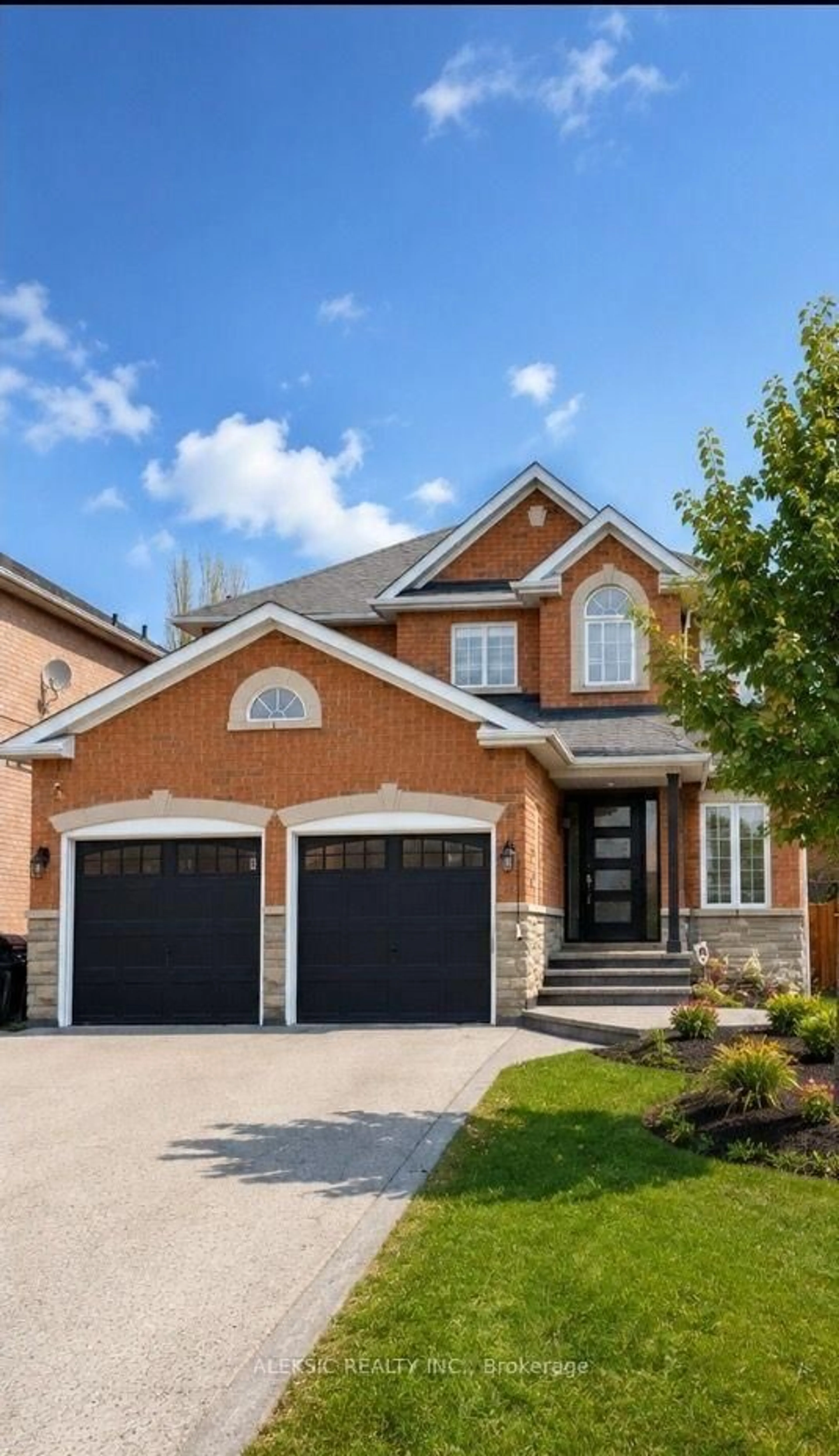 Home with brick exterior material, street for 33 Hillpath Cres, Brampton Ontario L6Z 4T7