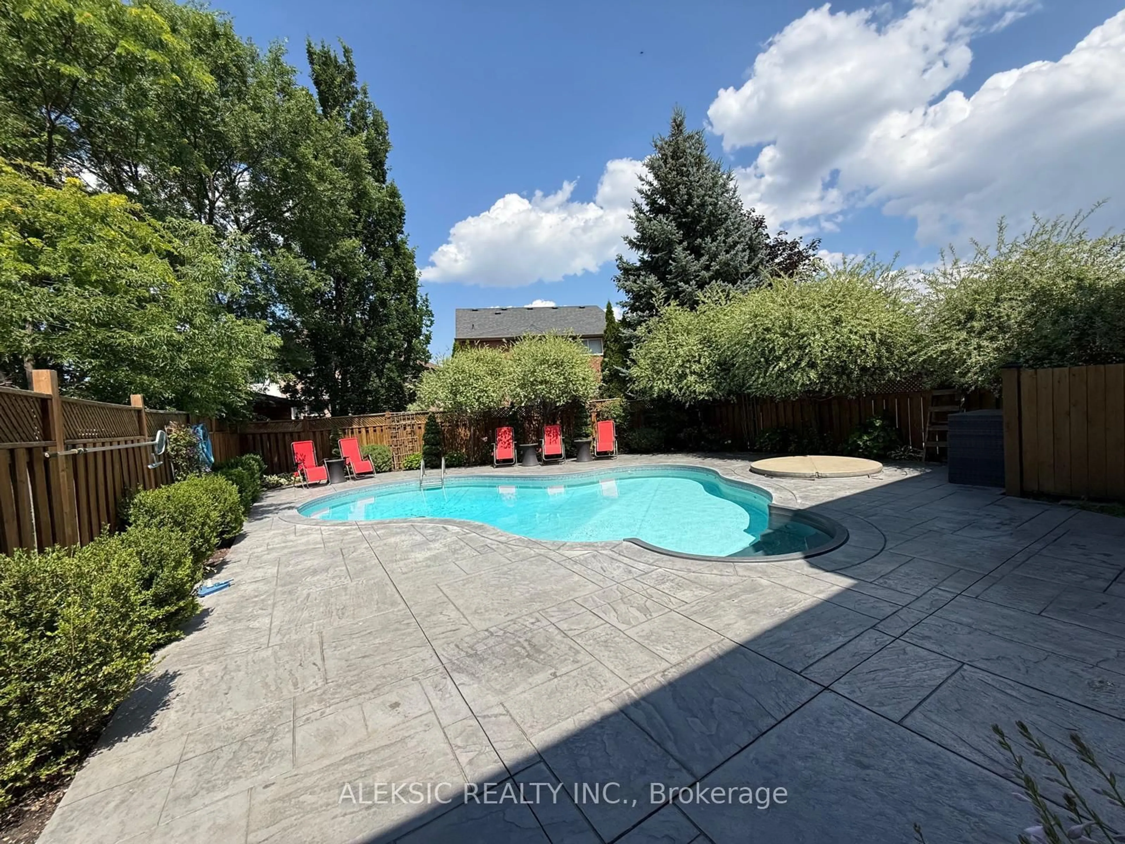 Pool for 33 Hillpath Cres, Brampton Ontario L6Z 4T7