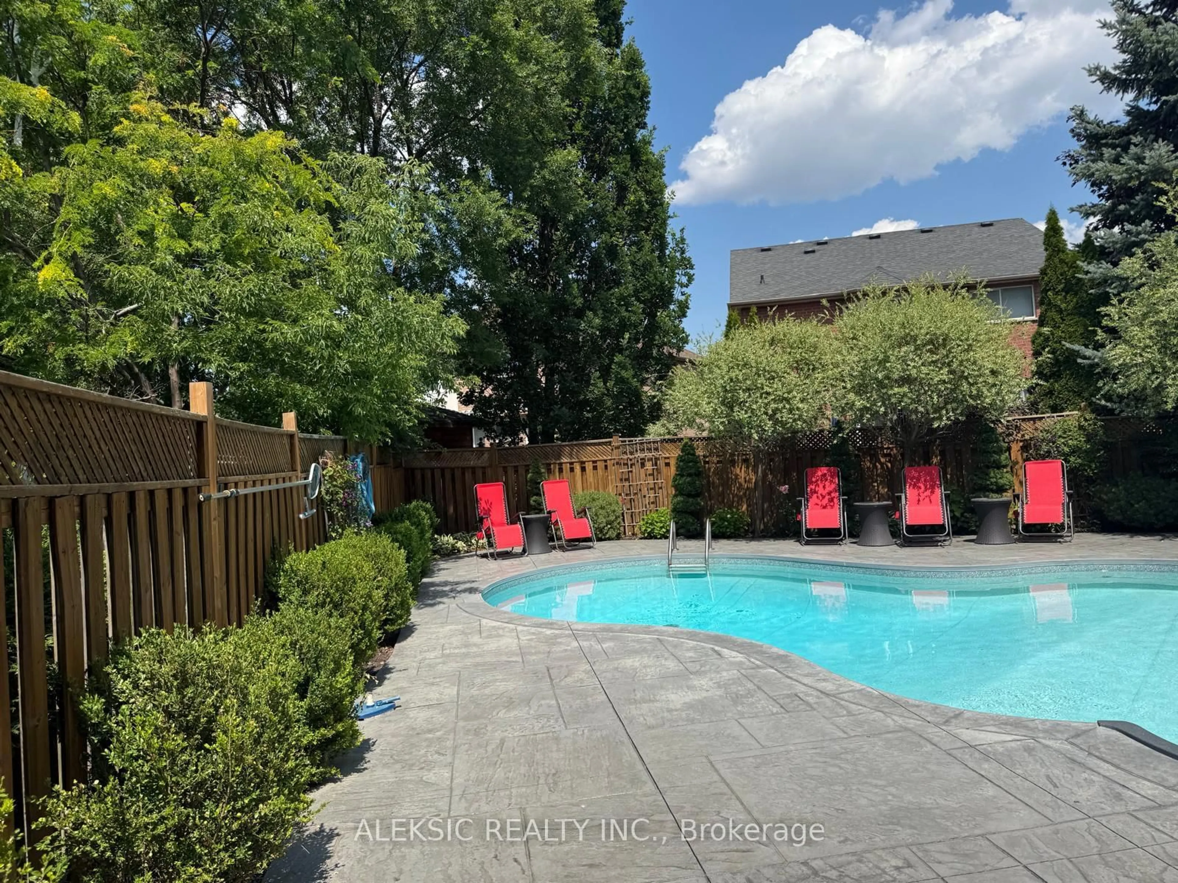Pool for 33 Hillpath Cres, Brampton Ontario L6Z 4T7