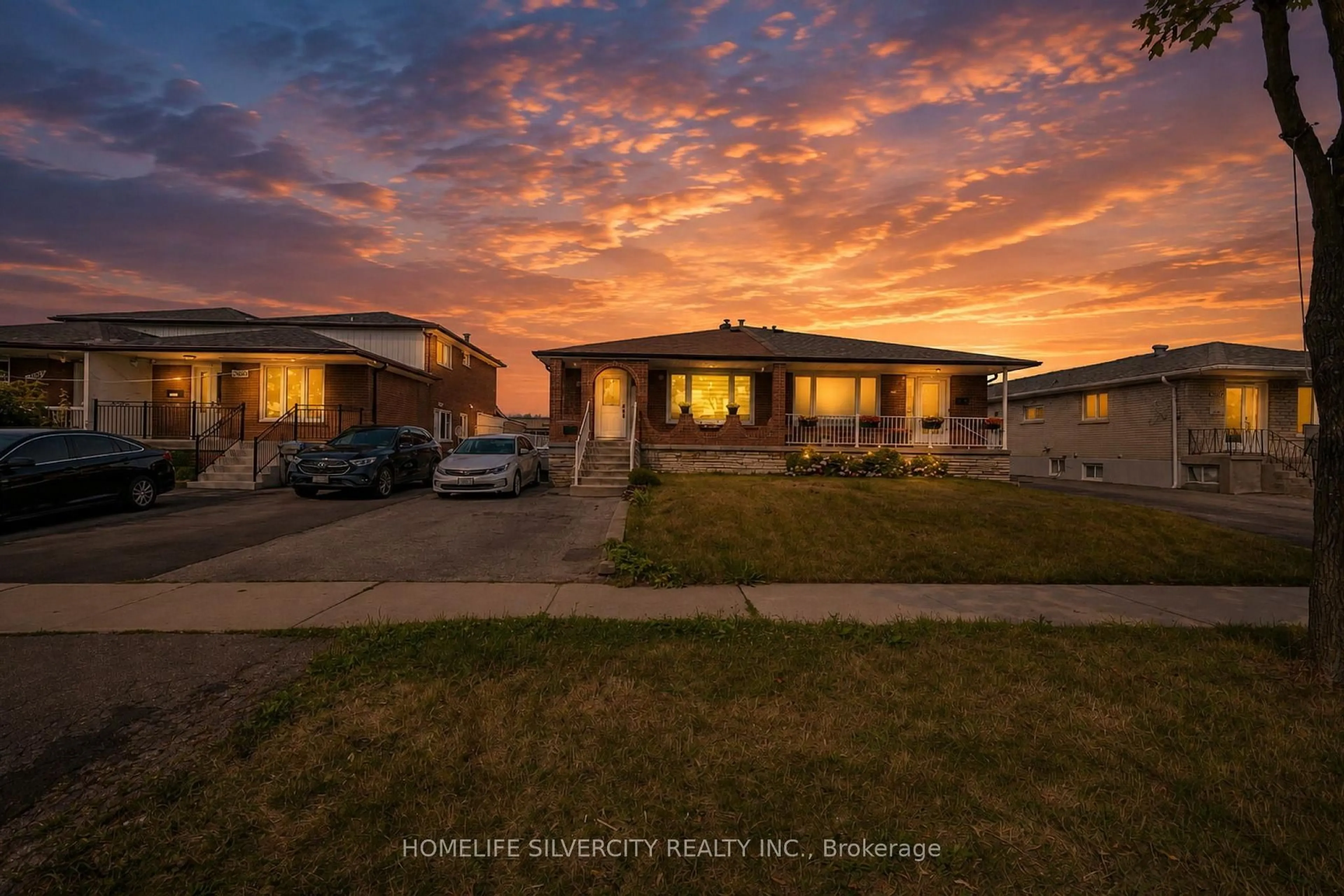 A pic from outside/outdoor area/front of a property/back of a property/a pic from drone, street for 3669 Corliss Cres, Mississauga Ontario L4T 2Z2