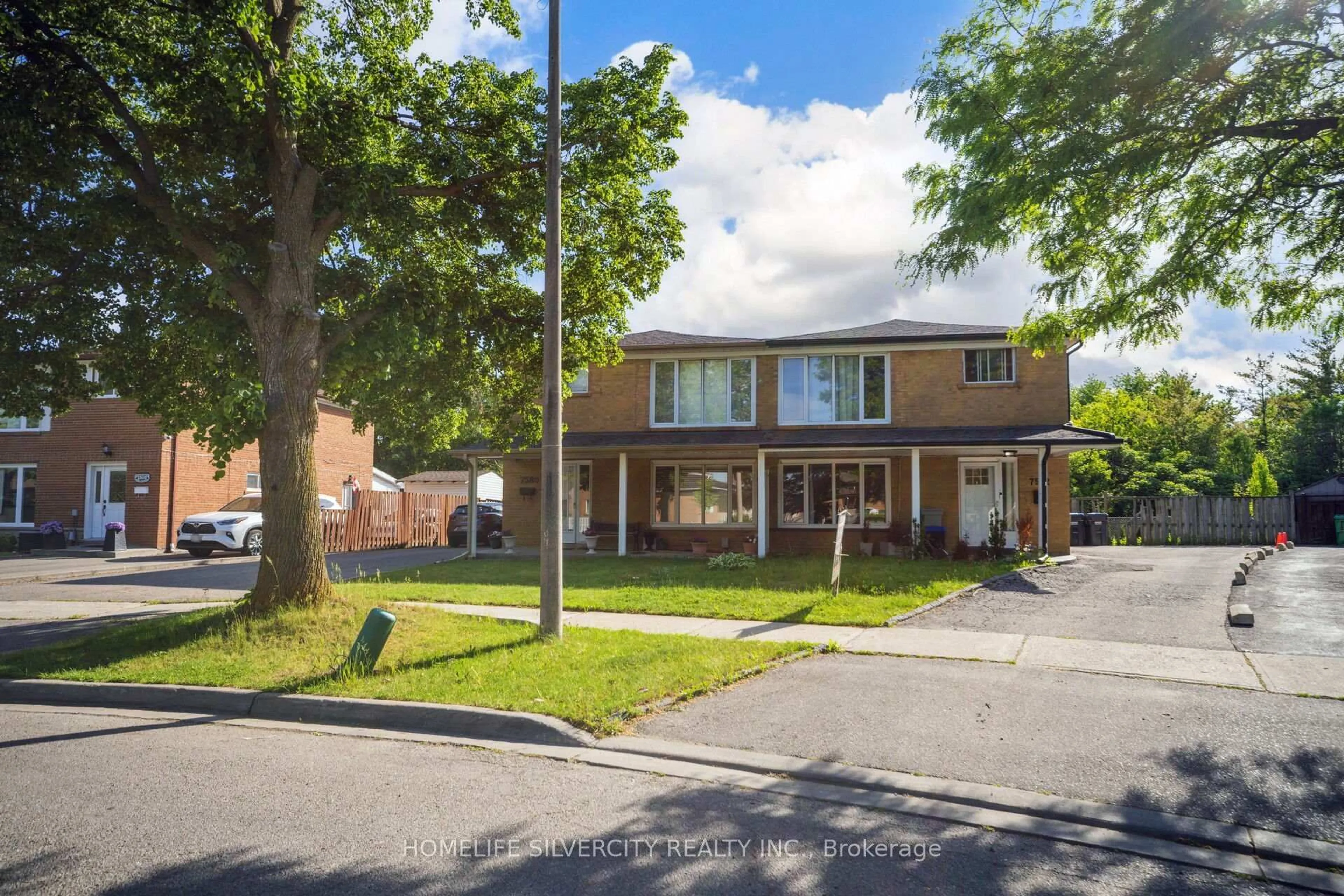 A pic from outside/outdoor area/front of a property/back of a property/a pic from drone, street for 7582 Discus Cres, Mississauga Ontario L4T 2V3