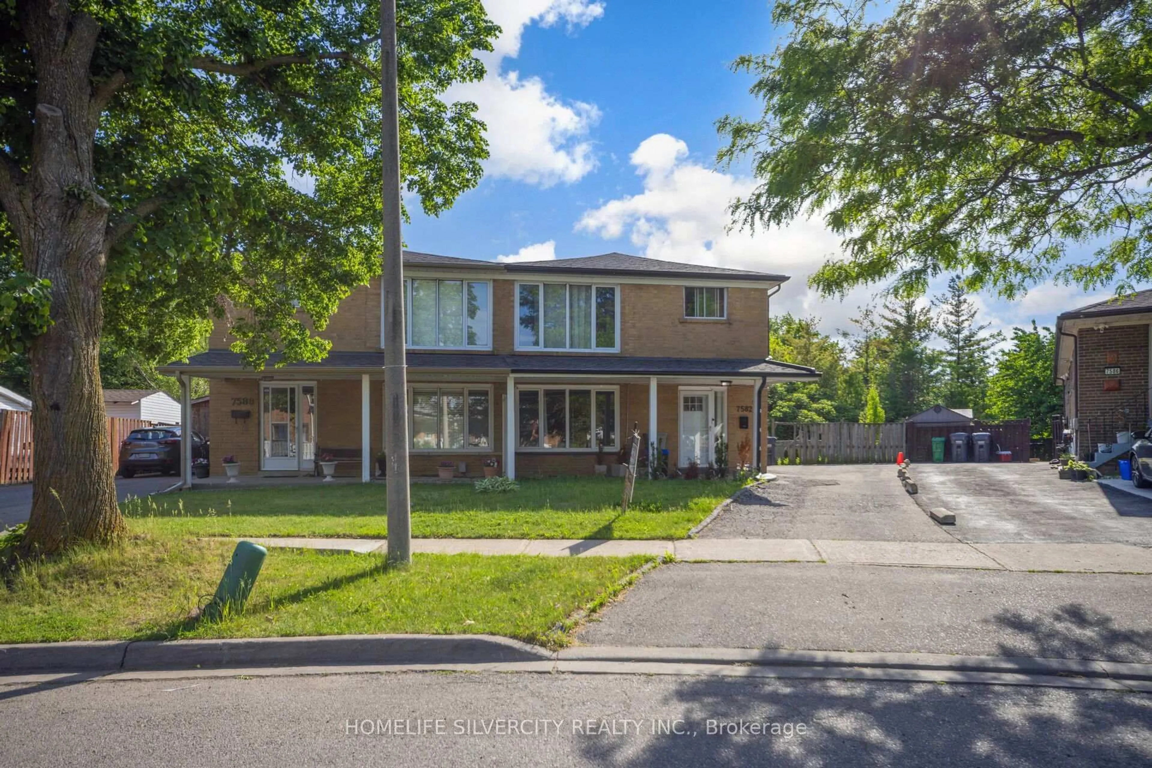 Home with brick exterior material, street for 7582 Discus Cres, Mississauga Ontario L4T 2V3