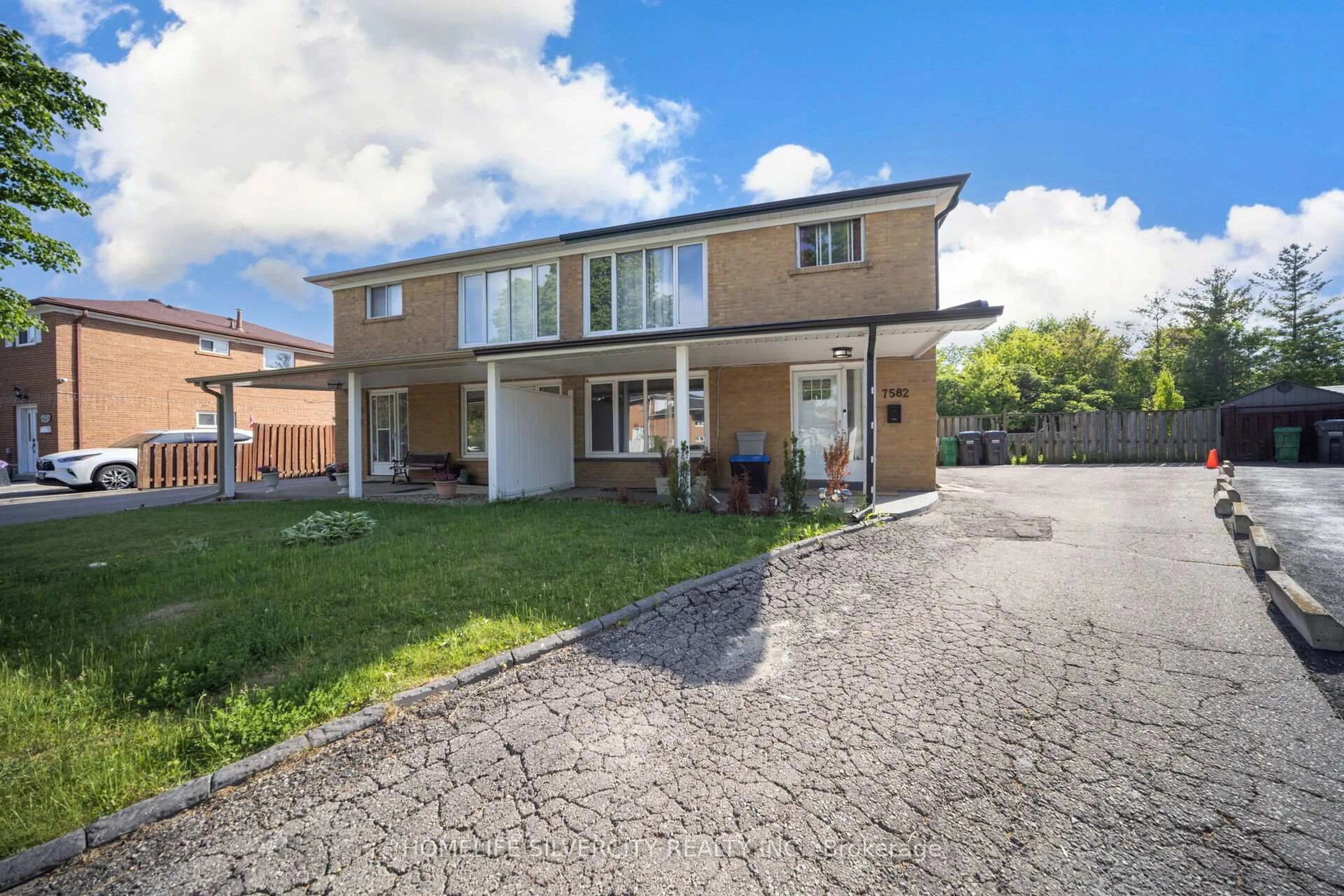 A pic from outside/outdoor area/front of a property/back of a property/a pic from drone, street for 7582 Discus Cres, Mississauga Ontario L4T 2V3