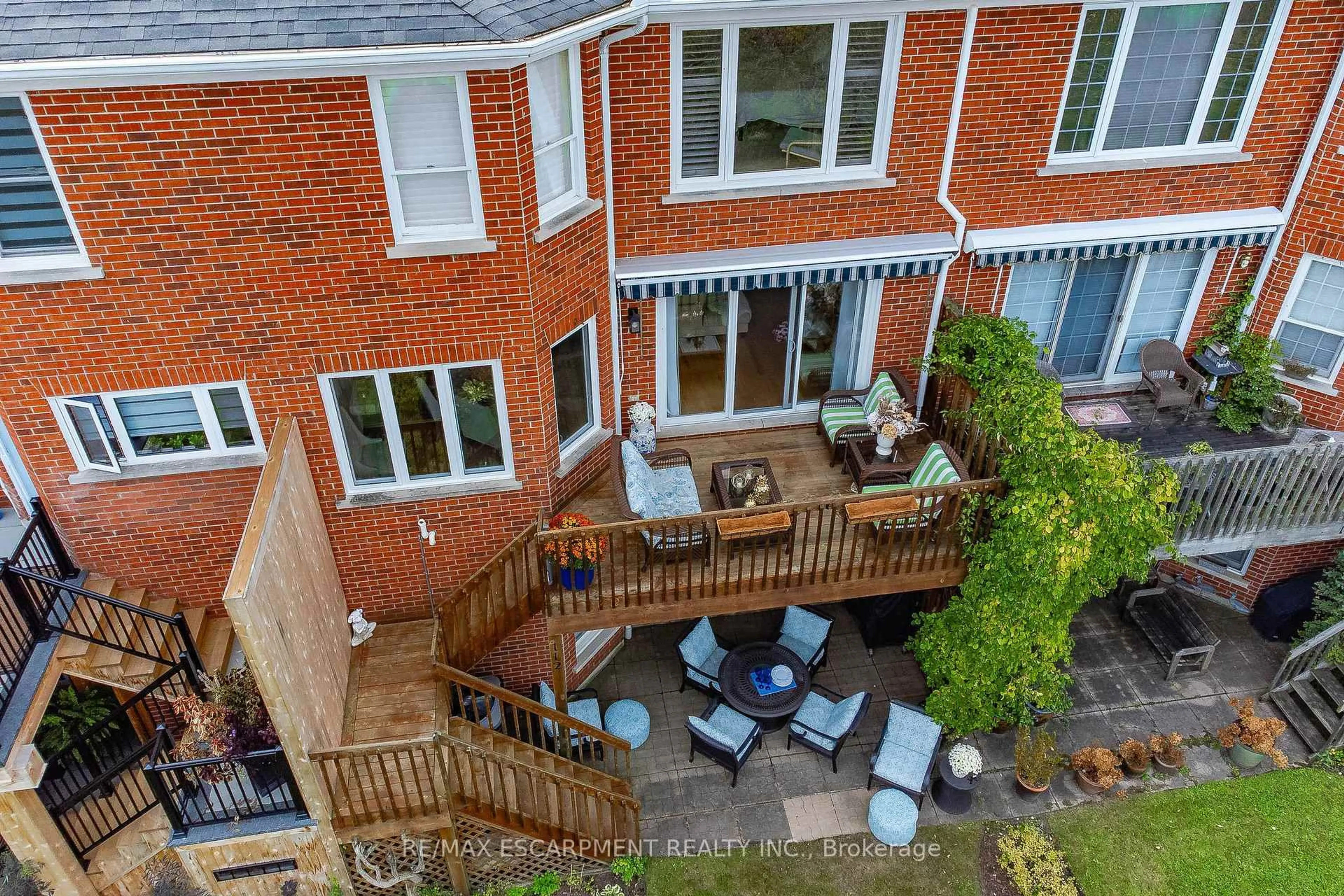 A pic from outside/outdoor area/front of a property/back of a property/a pic from drone, street for 112 Fairwood Pl, Burlington Ontario L7T 4B6