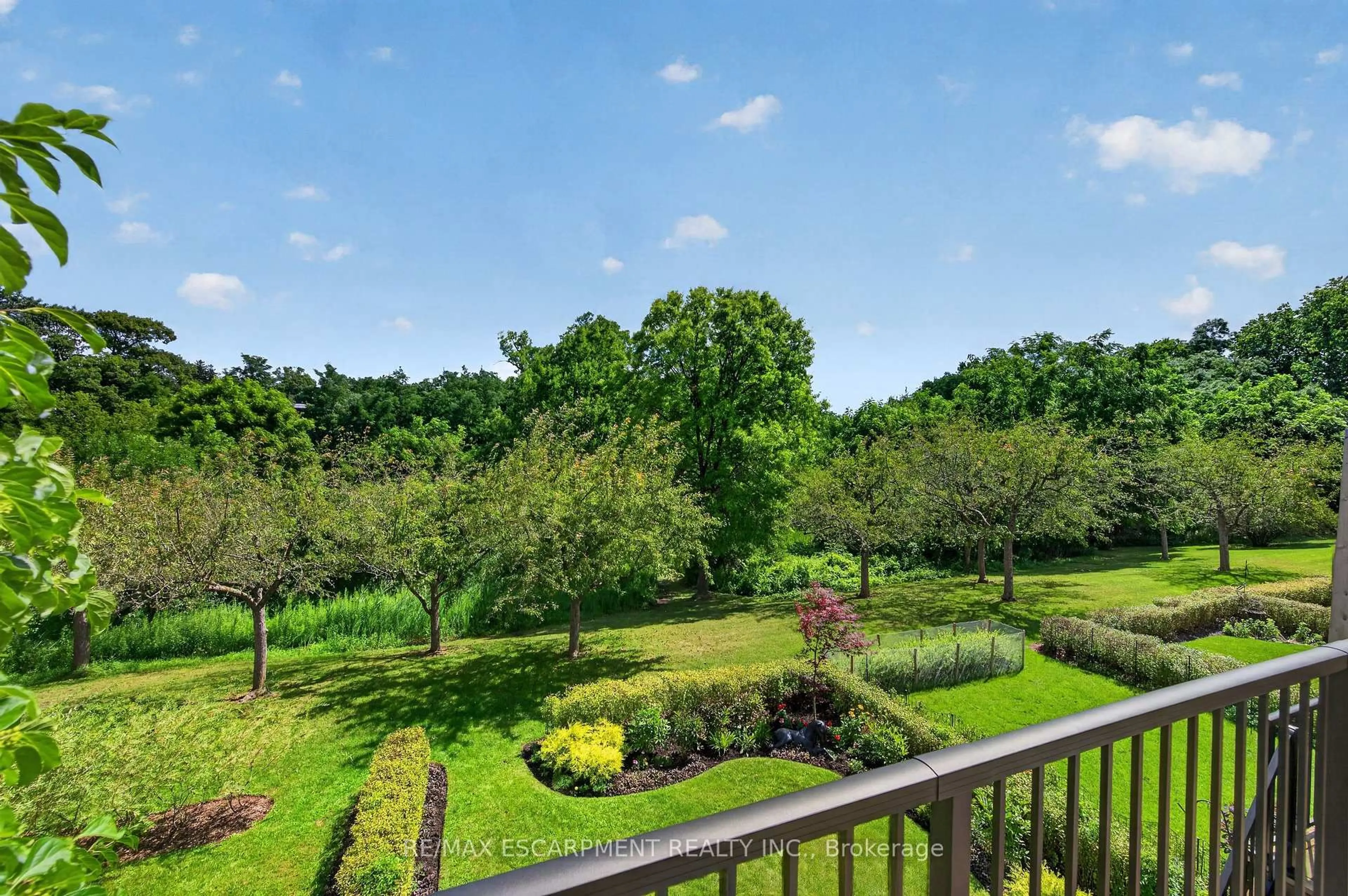 A pic from outside/outdoor area/front of a property/back of a property/a pic from drone, water/lake/river/ocean view for 112 Fairwood Pl, Burlington Ontario L7T 4B6
