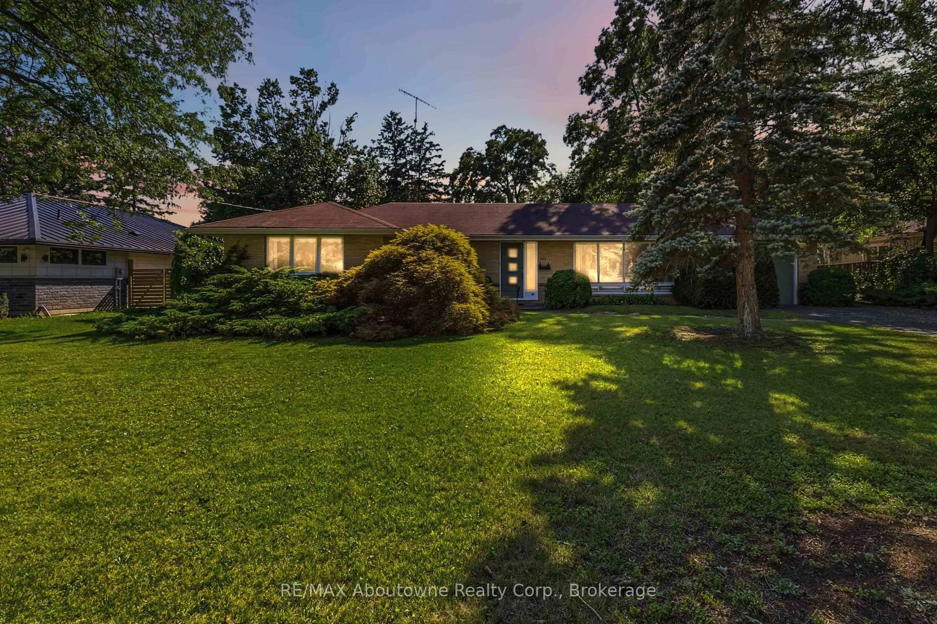 A pic from outside/outdoor area/front of a property/back of a property/a pic from drone, water/lake/river/ocean view for 974 Unsworth Ave, Burlington Ontario L7T 1R4