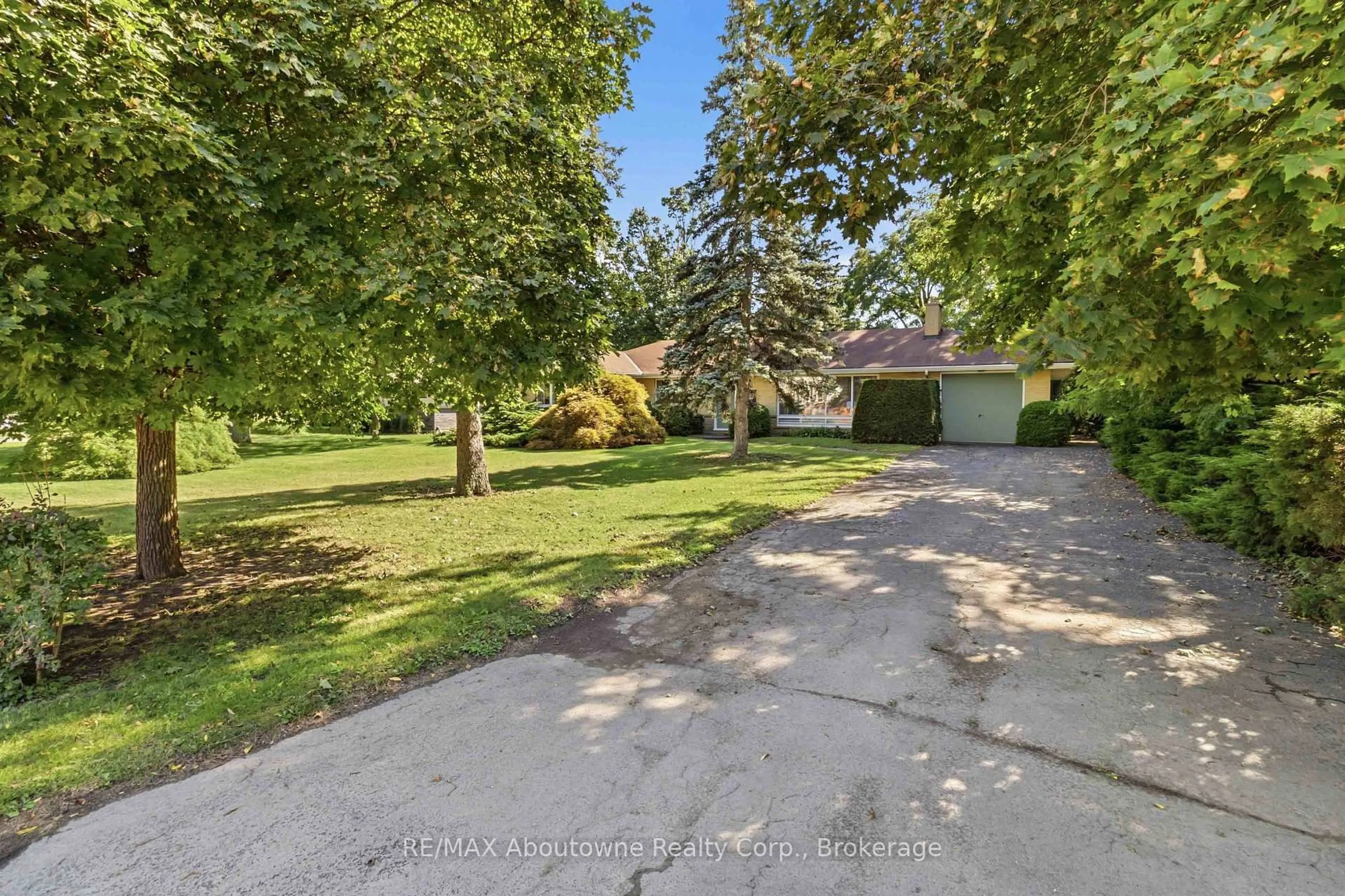 A pic from outside/outdoor area/front of a property/back of a property/a pic from drone, street for 974 Unsworth Ave, Burlington Ontario L7T 1R4