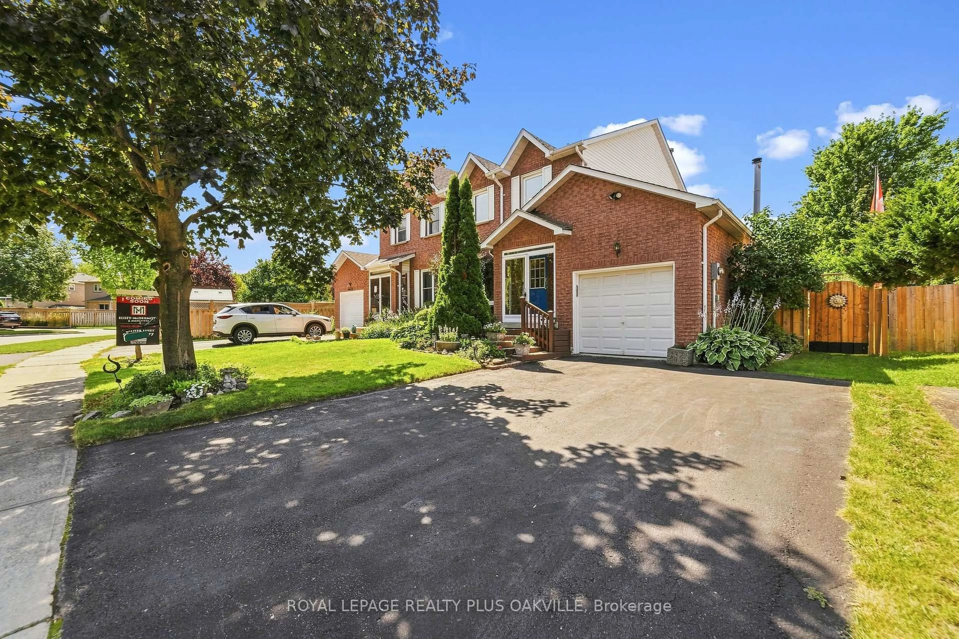A pic from outside/outdoor area/front of a property/back of a property/a pic from drone, street for 2238 MacLennan Dr, Oakville Ontario L6H 5K2