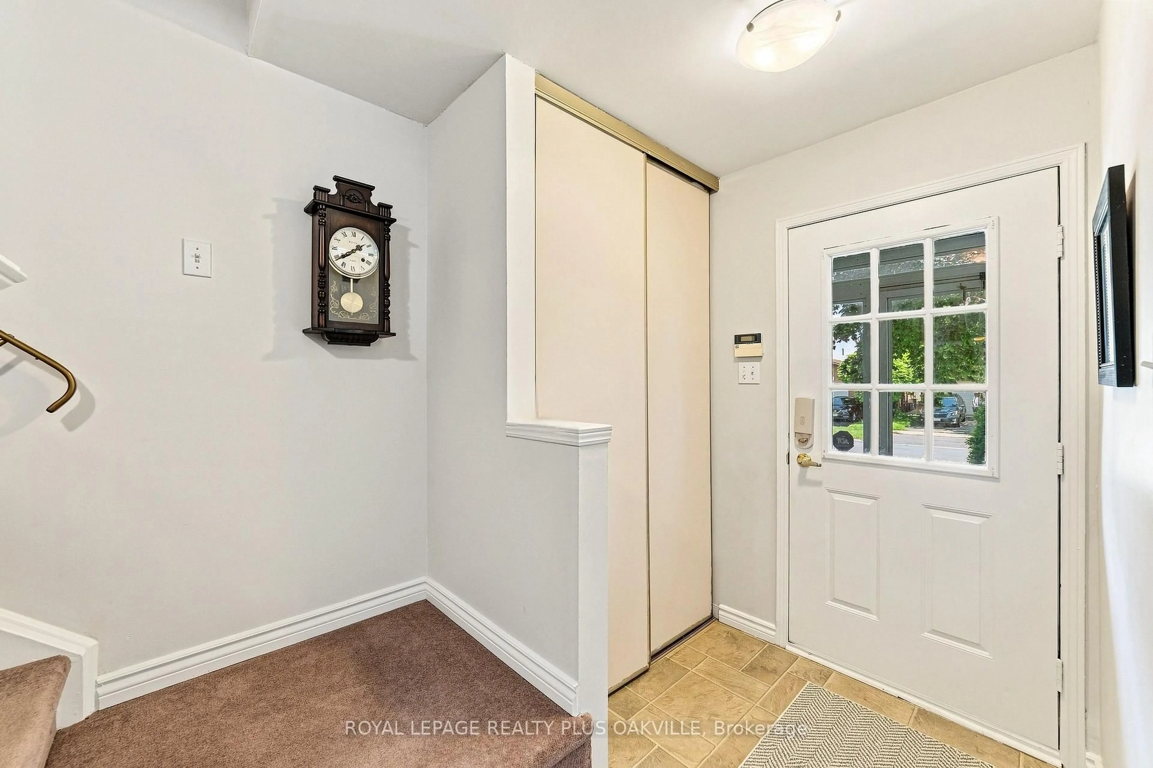 Indoor entryway for 2238 MacLennan Dr, Oakville Ontario L6H 5K2