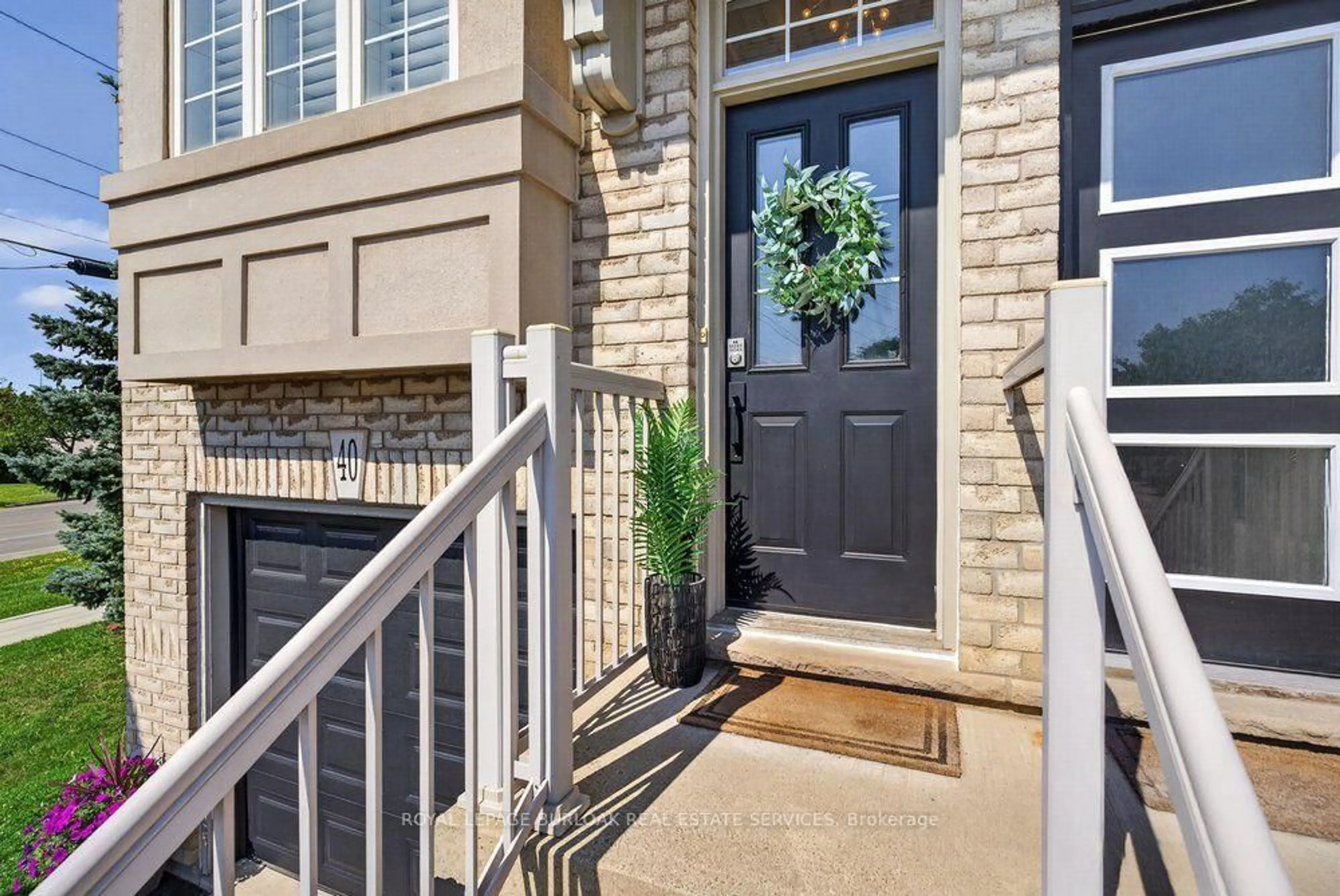 Indoor entryway for 5080 Fairview St #40, Burlington Ontario L7L 7G1