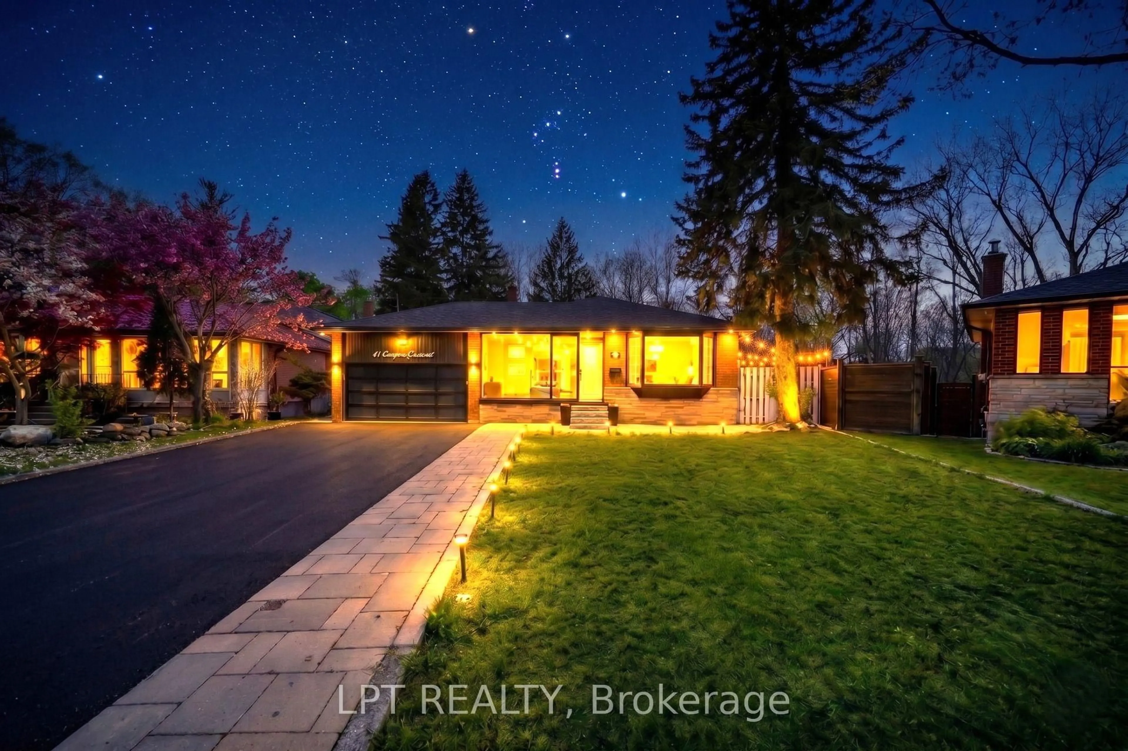 A pic from outside/outdoor area/front of a property/back of a property/a pic from drone, street for 41 Keegan Cres, Toronto Ontario M3J 1G1