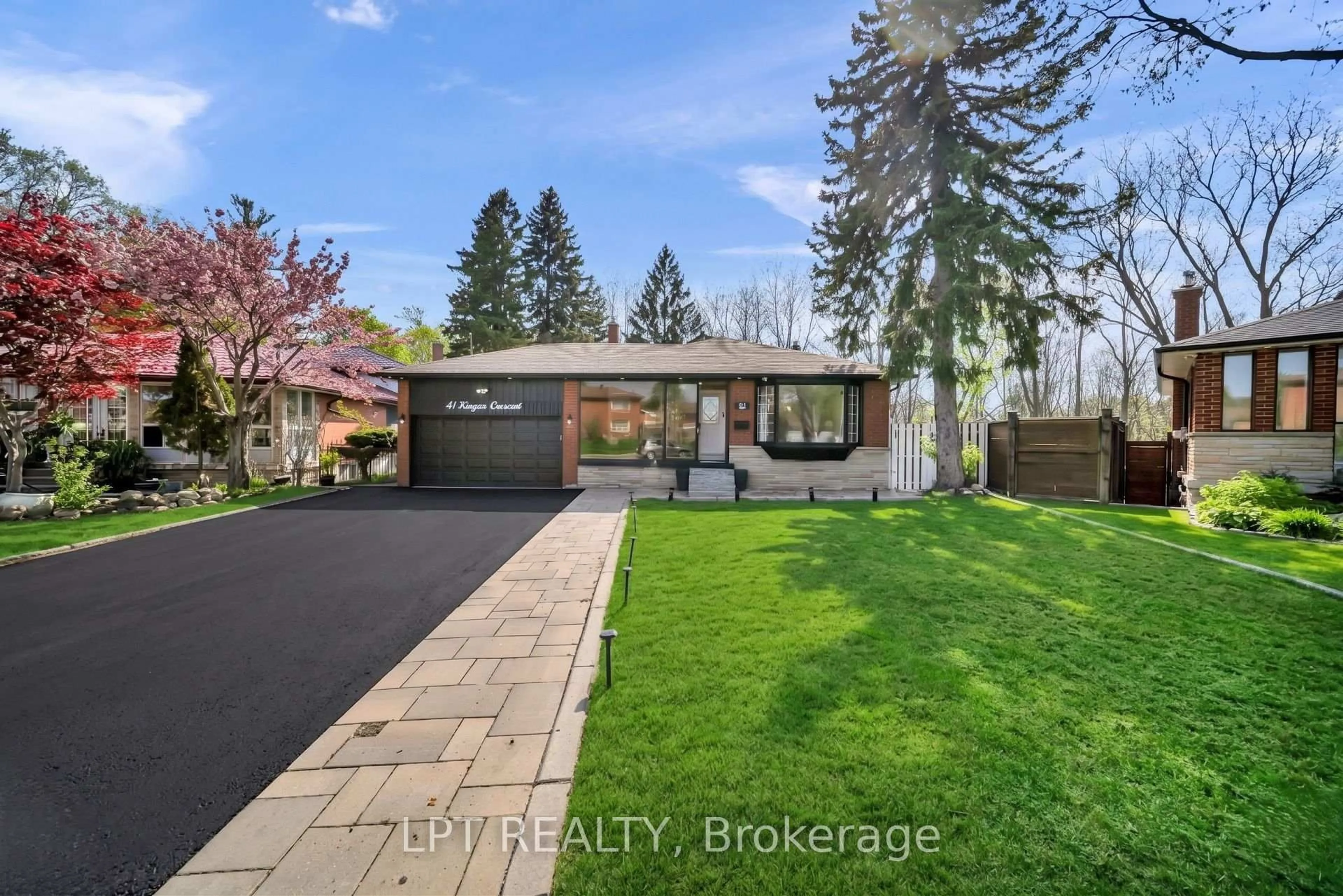 A pic from outside/outdoor area/front of a property/back of a property/a pic from drone, street for 41 Keegan Cres, Toronto Ontario M3J 1G1