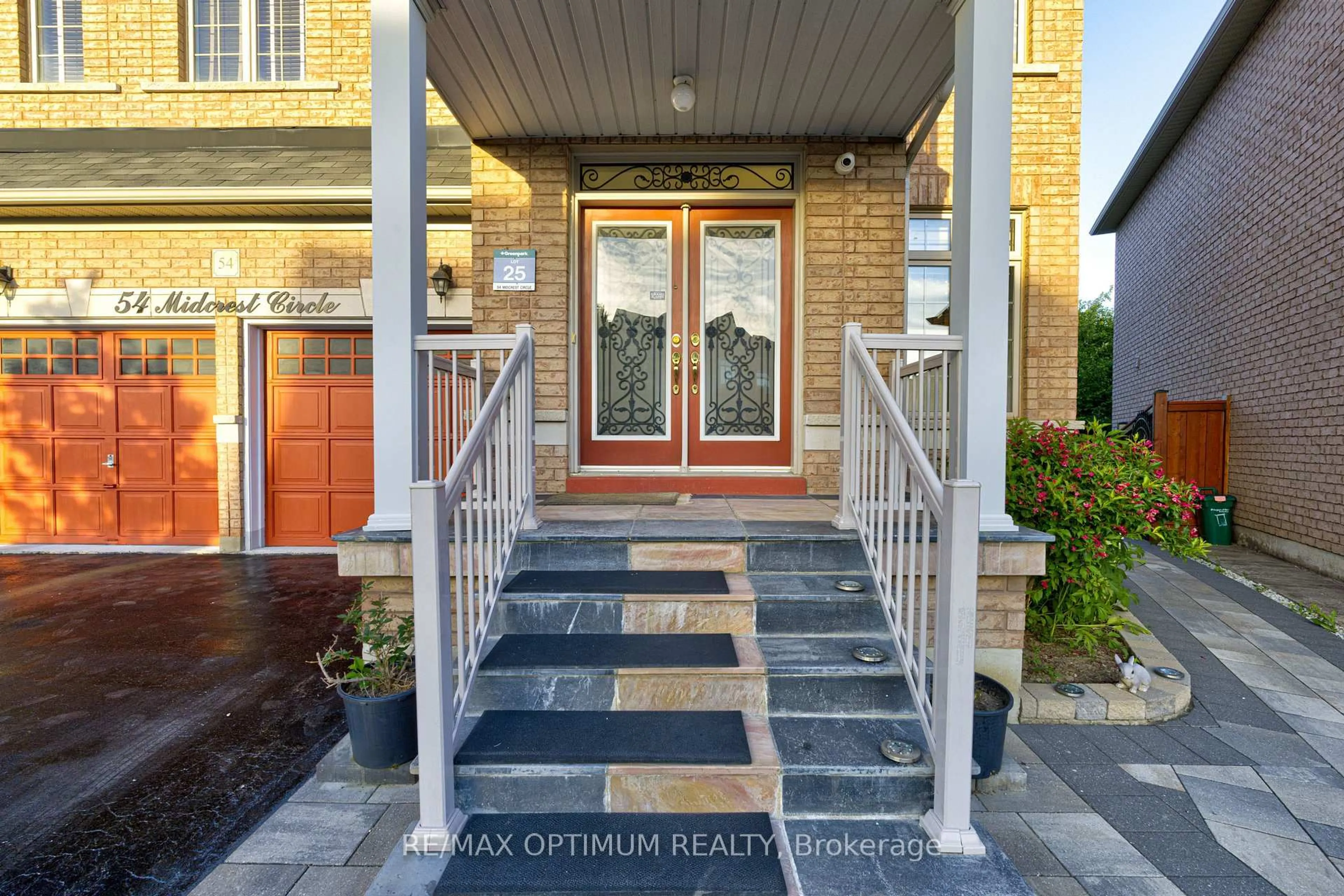Indoor entryway for 54 Midcrest Circ, Brampton Ontario L6Y 0W5